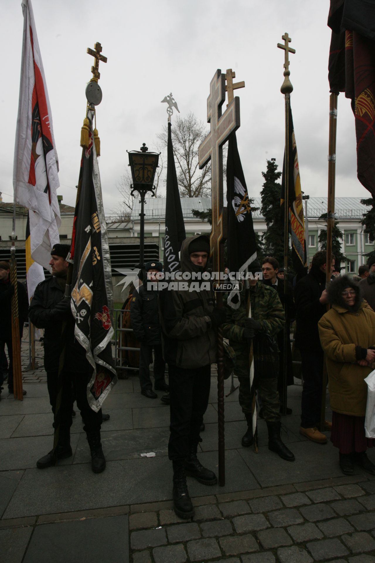 4 ноября 2006 года. День народного единства в Москве. На снимке: митинг православно-патриотических организаций, проведенного в рамках РУССКОГО МАРША на Славянской площади. Верующие. Крест. Хоругвь. Флаг.