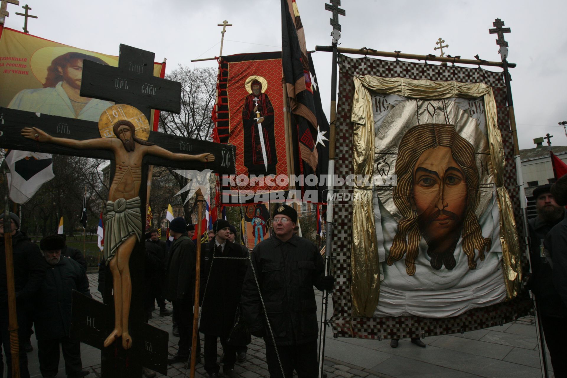 4 ноября 2006 года. День народного единства в Москве. На снимке: митинг православно-патриотических организаций, проведенного в рамках РУССКОГО МАРША на Славянской площади. Верующие. Крест. Хоругвь. Флаг.