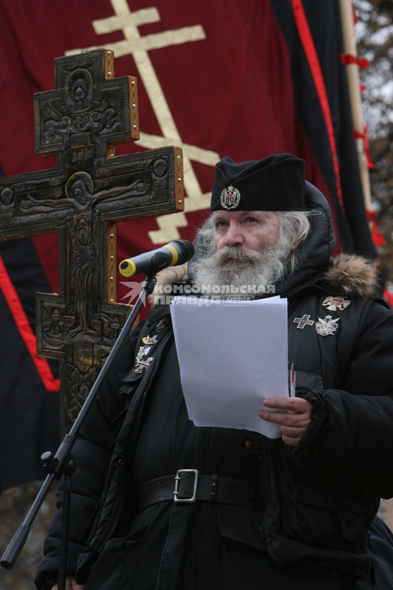 4 ноября 2006 года. День народного единства в Москве. На снимке: митинг православно-патриотических организаций, проведенного в рамках РУССКОГО МАРША на Славянской площади. Верующие. Крест. Хоругвь. Флаг.