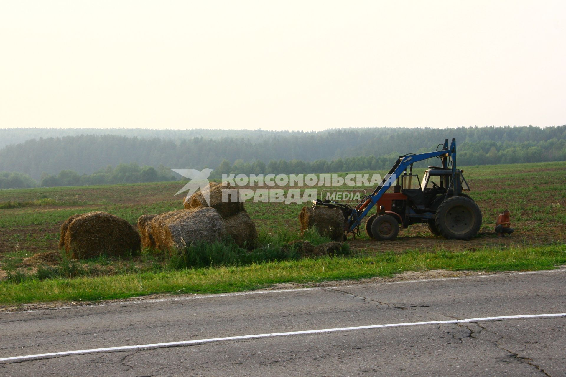 Нижний Новгород. 11.08.2010. Сено. Уборочная. Трактор. Стога. Стог. Стога сена. Стог сена. Сноп сена. Снопы сена. Поле. Поля. Сельское хозяйство. Сельхозтехника. Сельскохозяйственна техника.