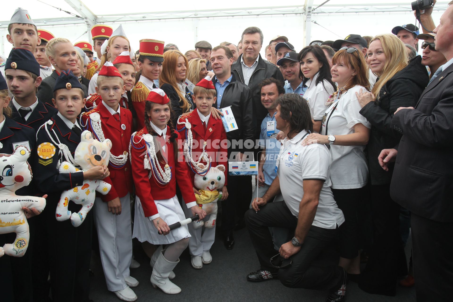 17 сентября 2010 года. Президенты России и Украины Дмитрий Медведев и Виктор Янукович приняли участие в очередном этапе международного авторалли в ознаменование столетия первого автопробега на приз императора Николая II по маршруту Санкт - Петербург - Киев.