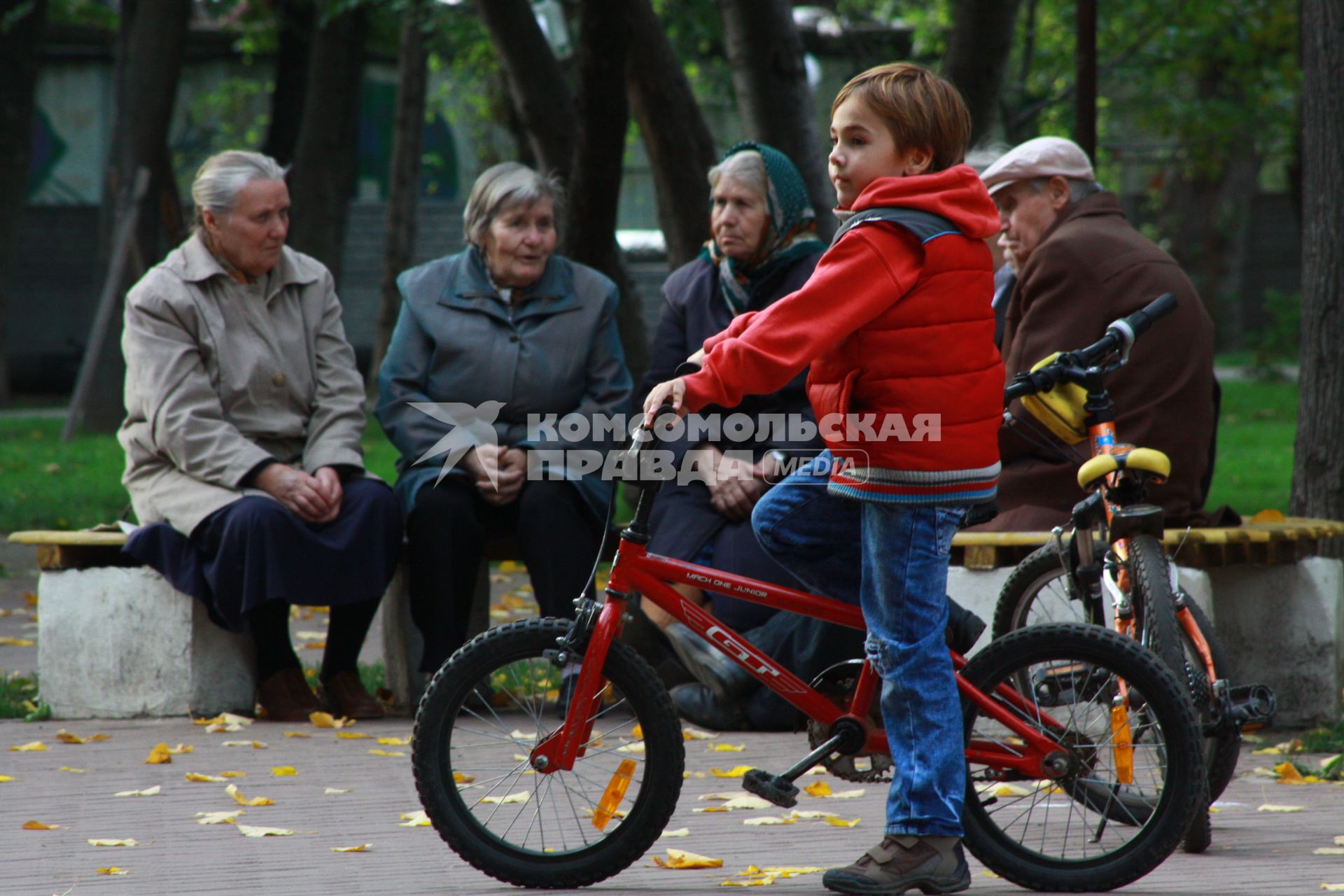 Жанровая съем ка на улицах Москвы,  27 сентября 2010 года.  Пенсионная реформа. Пенсия. Старики молодежь. Дети. Взрослые.