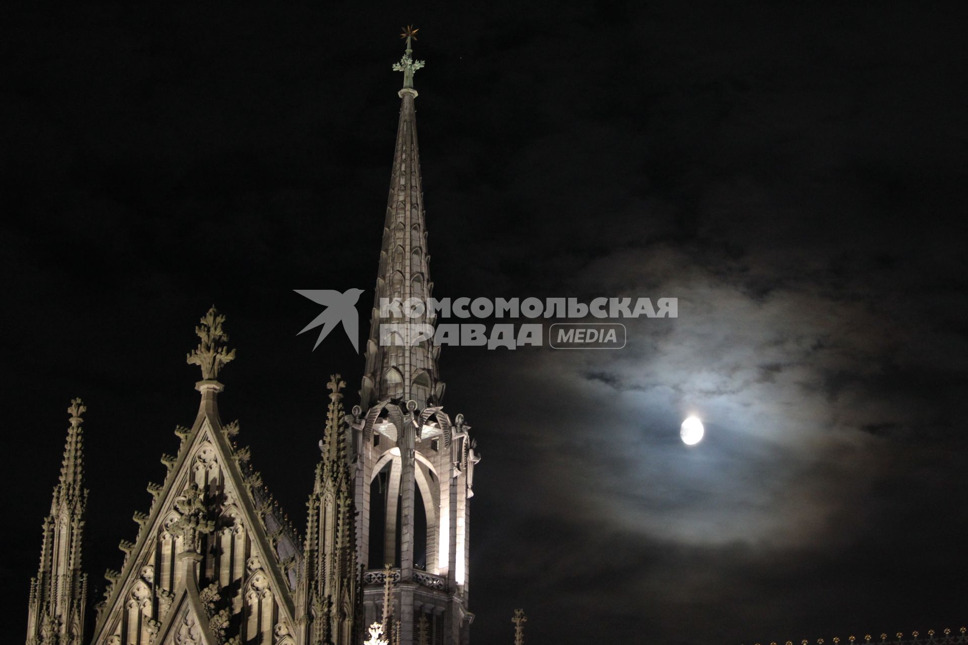 Ночной вид на Кёльнский собор ((нем. K??lner Dom), Кёльн, 19 сентября 2010 года. Night view of the Cologne Cathedral ((German: K??lner Dom), Cologne, 19 September 2010.