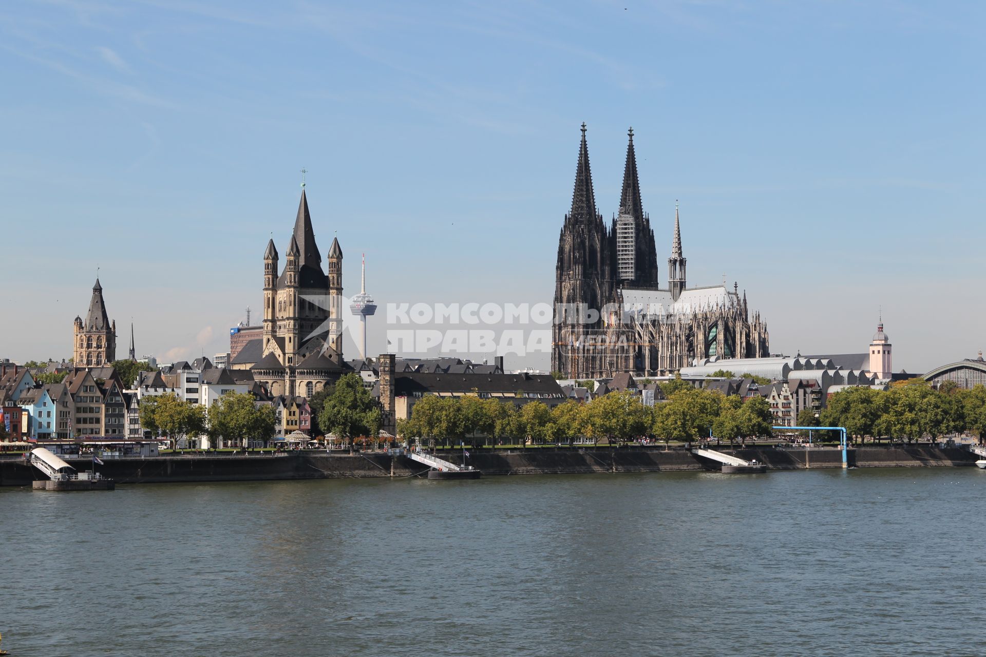 Вид на Кёльнский собор ((нем. Kolner Dom) и исторический центр города, Кёльн, 19 сентября 2010 года. Cologne Cathedral ((German: Kolner Dom), Cologne, 19 September 2010.