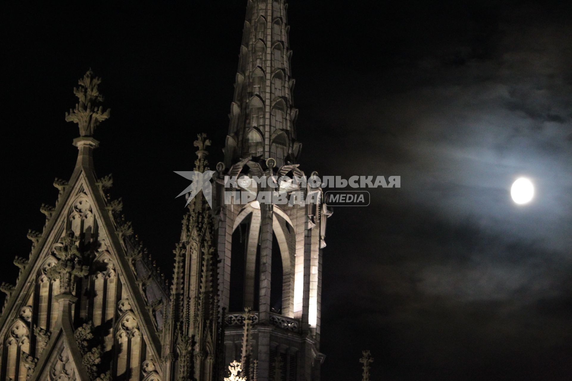 Ночной вид на Кёльнский собор ((нем. K??lner Dom), Кёльн, 19 сентября 2010 года. Night view of the Cologne Cathedral ((German: K??lner Dom), Cologne, 19 September 2010.