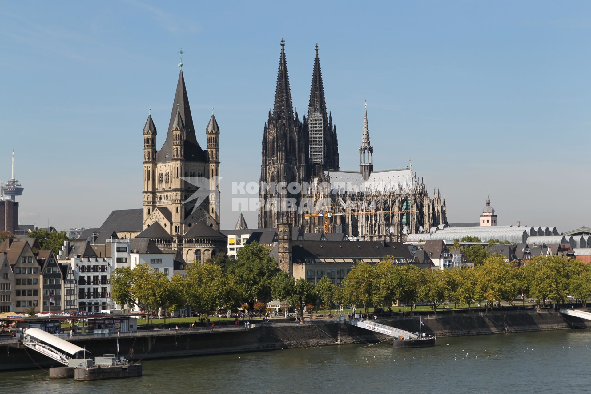 Вид на Кёльнский собор ((нем. Kolner Dom) и исторический центр города, Кёльн, 19 сентября 2010 года. Cologne Cathedral ((German: Kolner Dom), Cologne, 19 September 2010.