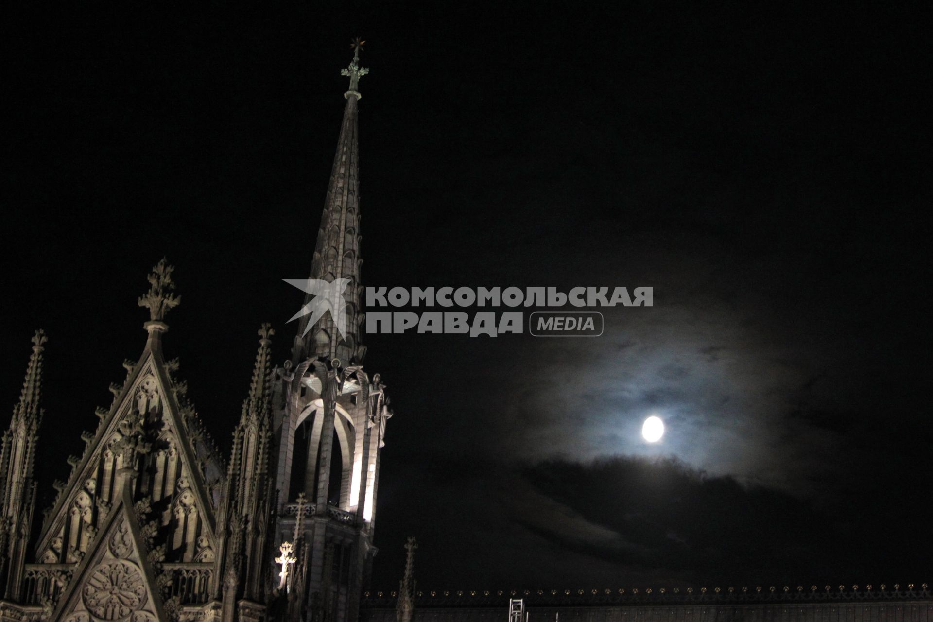 .очной вид на .ёльнский собор ((нем. K??lner Dom), .ёльн, 19 сентября 2010 года. Night view of the Cologne Cathedral ((German: K??lner Dom), Cologne, 19 September 2010.