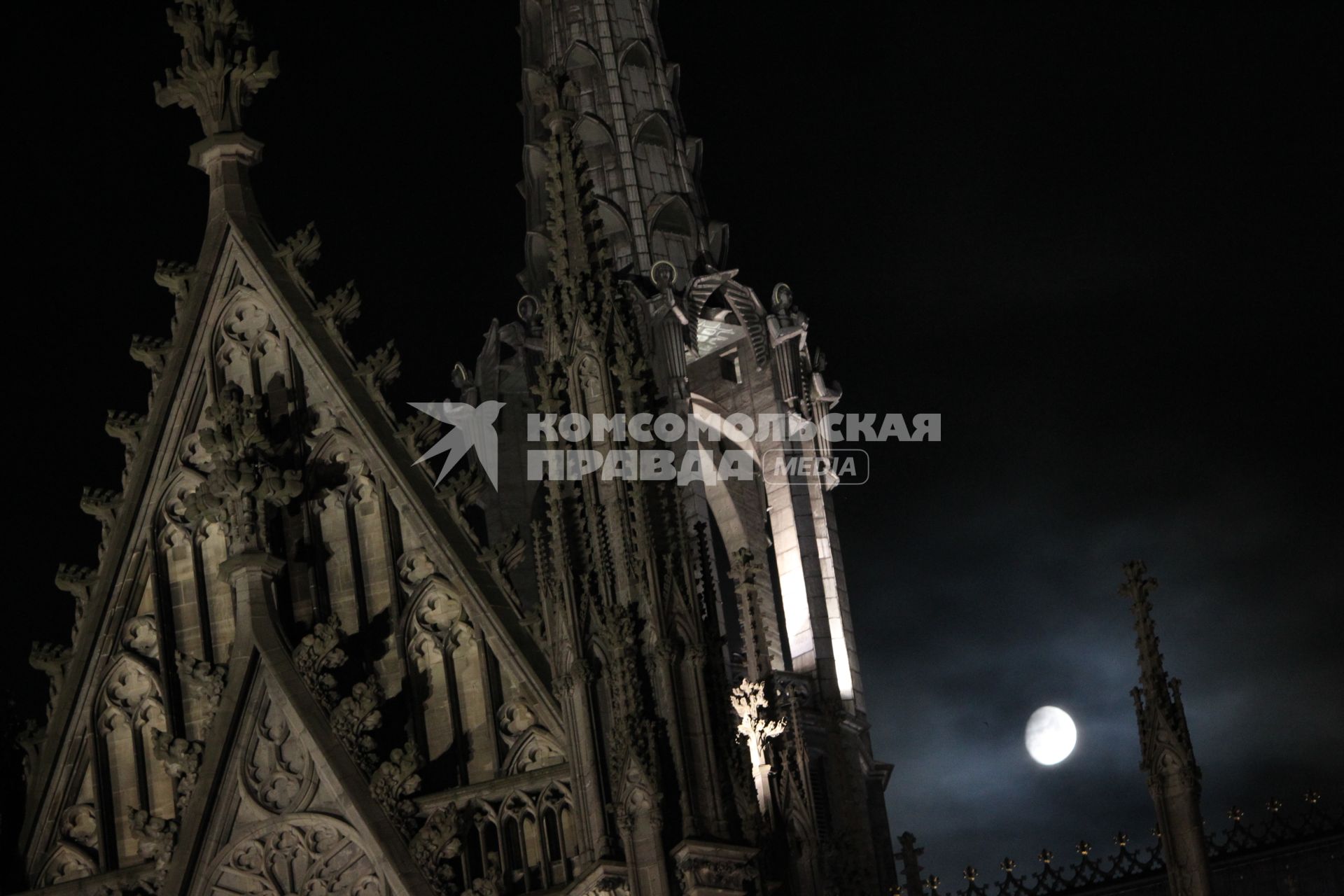 Ночной вид на Кёльнский собор ((нем. K??lner Dom), Кёльн, 19 сентября 2010 года. Night view of the Cologne Cathedral ((German: K??lner Dom), Cologne, 19 September 2010.