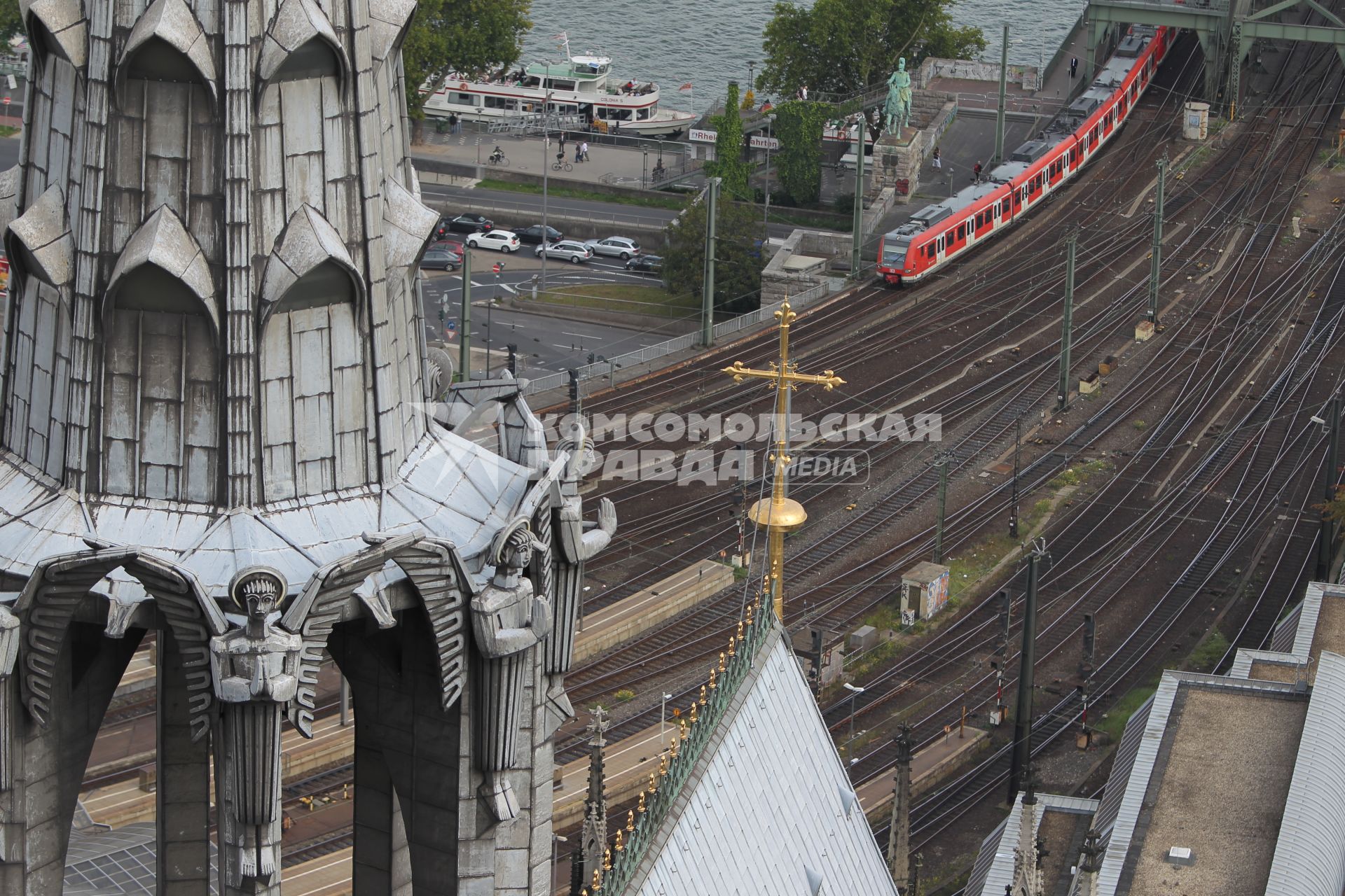 Вид на железнодорожный мост возле вокзала, Кёльн, 22 сентября 2010 года. Железная дорога. Транспорт железнодорожный. View of the railroad bridge near the station, Cologne, 22 September 2010. Railway. Transportation Amtrak.