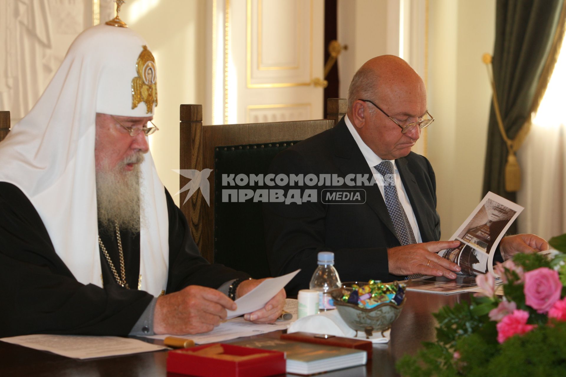 3 октября 2008 года. Резиденция Патриарха в Даниловом монастыре. Второе заседание Попечительского совета благотворительного фонда поддержки русских святынь на Святой Горе Афон. На снимке: Святейший Патриарх Московский и всея Руси Алексий II и Мэр Москвы Юрий Лужков.