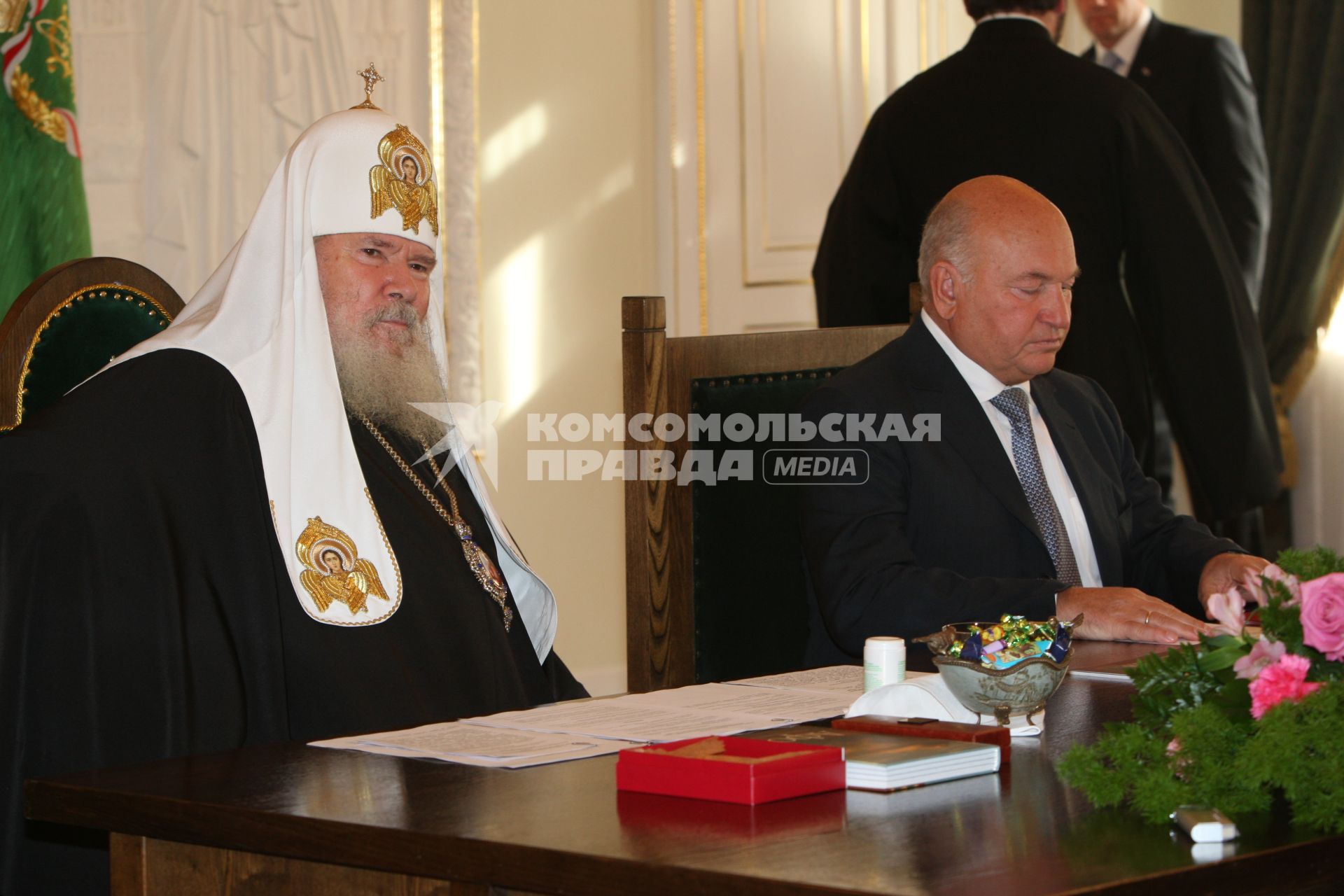 3 октября 2008 года. Резиденция Патриарха в Даниловом монастыре. Второе заседание Попечительского совета благотворительного фонда поддержки русских святынь на Святой Горе Афон. На снимке: Святейший Патриарх Московский и всея Руси Алексий II и Мэр Москвы Юрий Лужков.