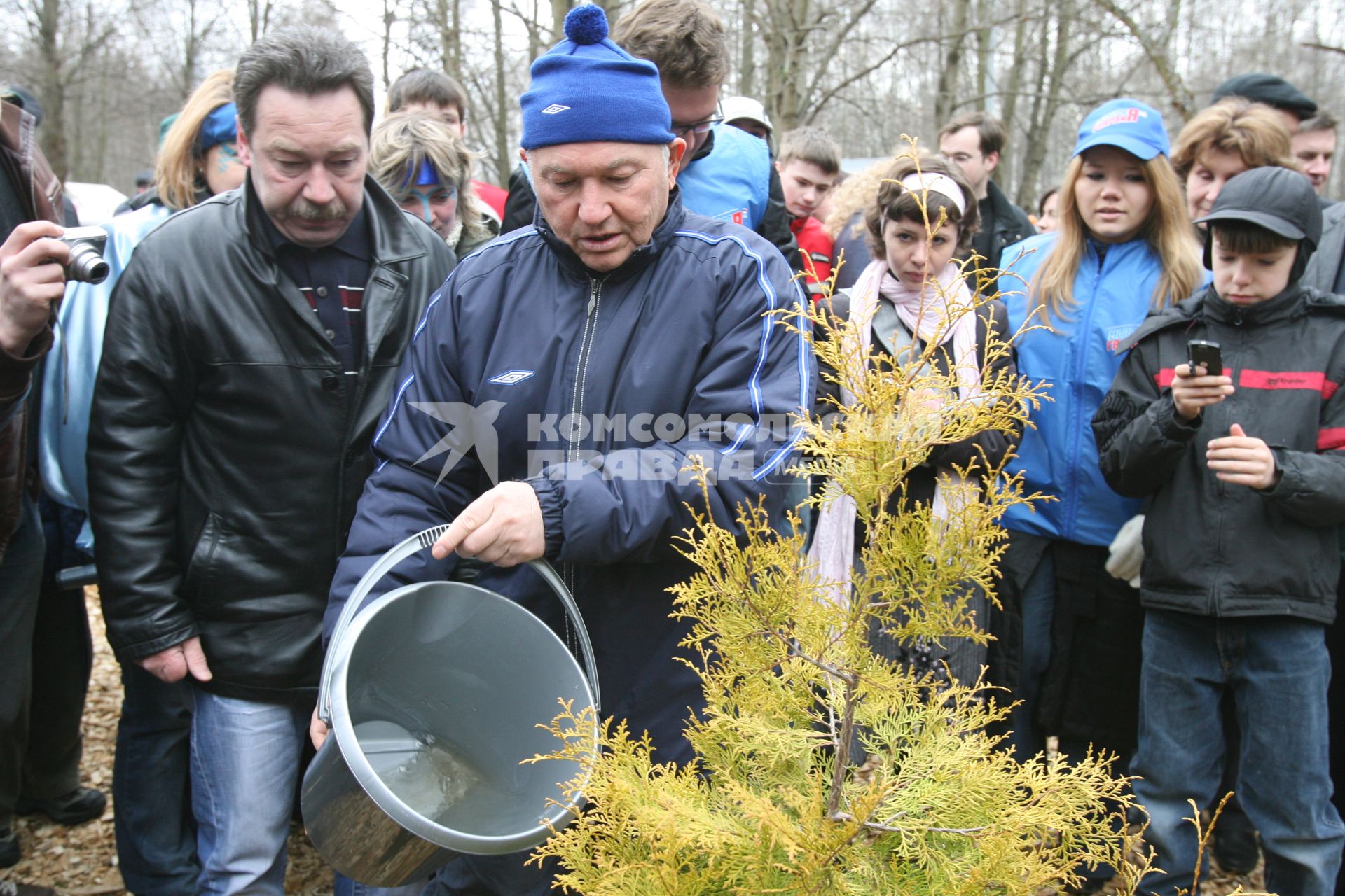 14 апреля 2007 года. Юрий Лужков сажает деревья на субботнике. Дерево. Туя. Посадка. Лопата. Ведро.