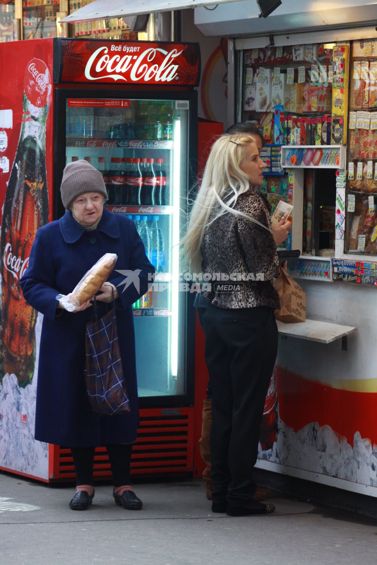 Жительница Москвы покупает хлеб в ларьке, 29 сентября 2010 года. Торговля. Еда. Питание. Старики. Пенсионер. Пенсионерка. Продукты. Бедные.
