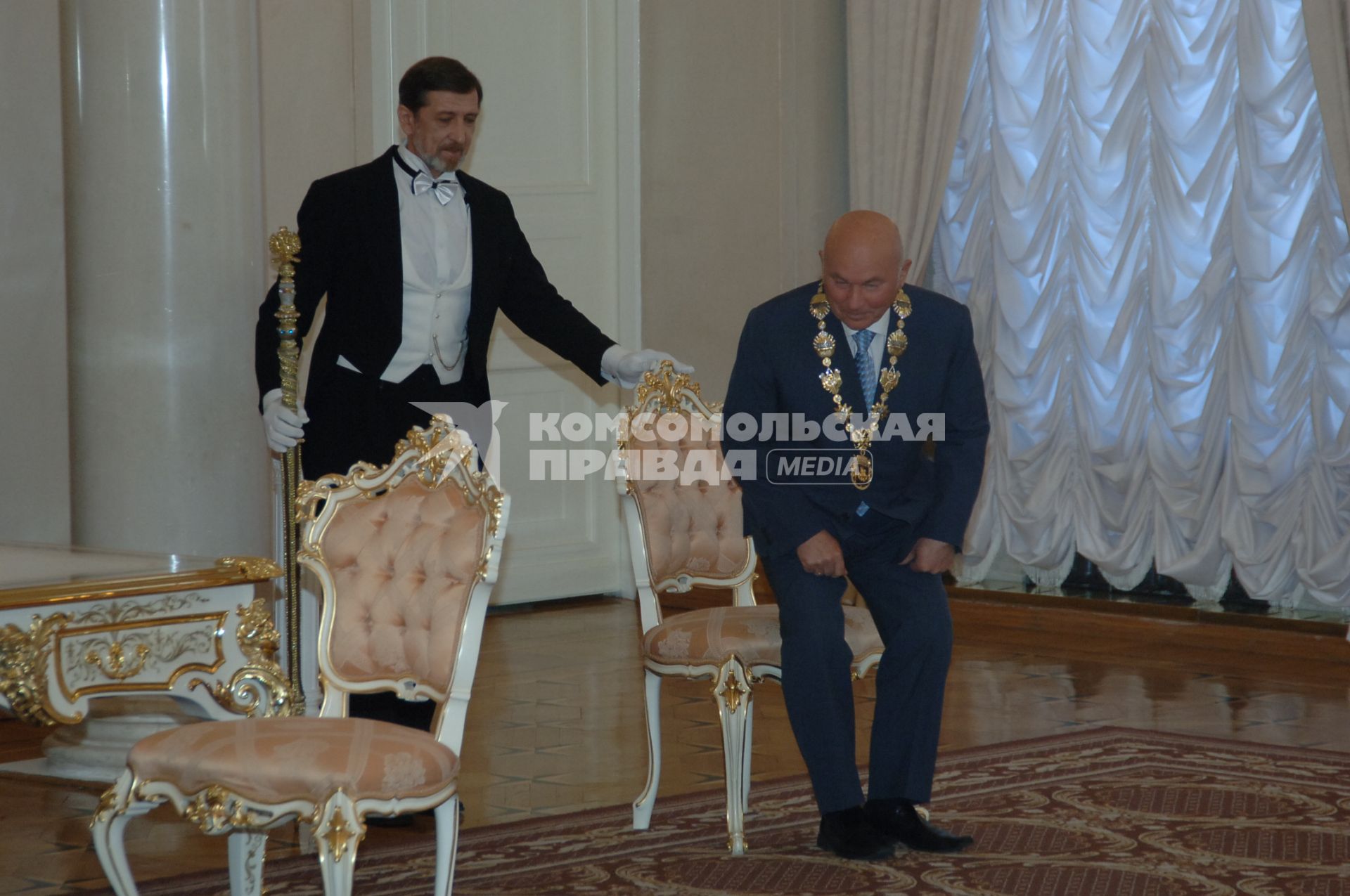 30 апреля 2006 года. Юрий Лужков присутствует на церемонии бракосочетания. Церемония. Камердинер.