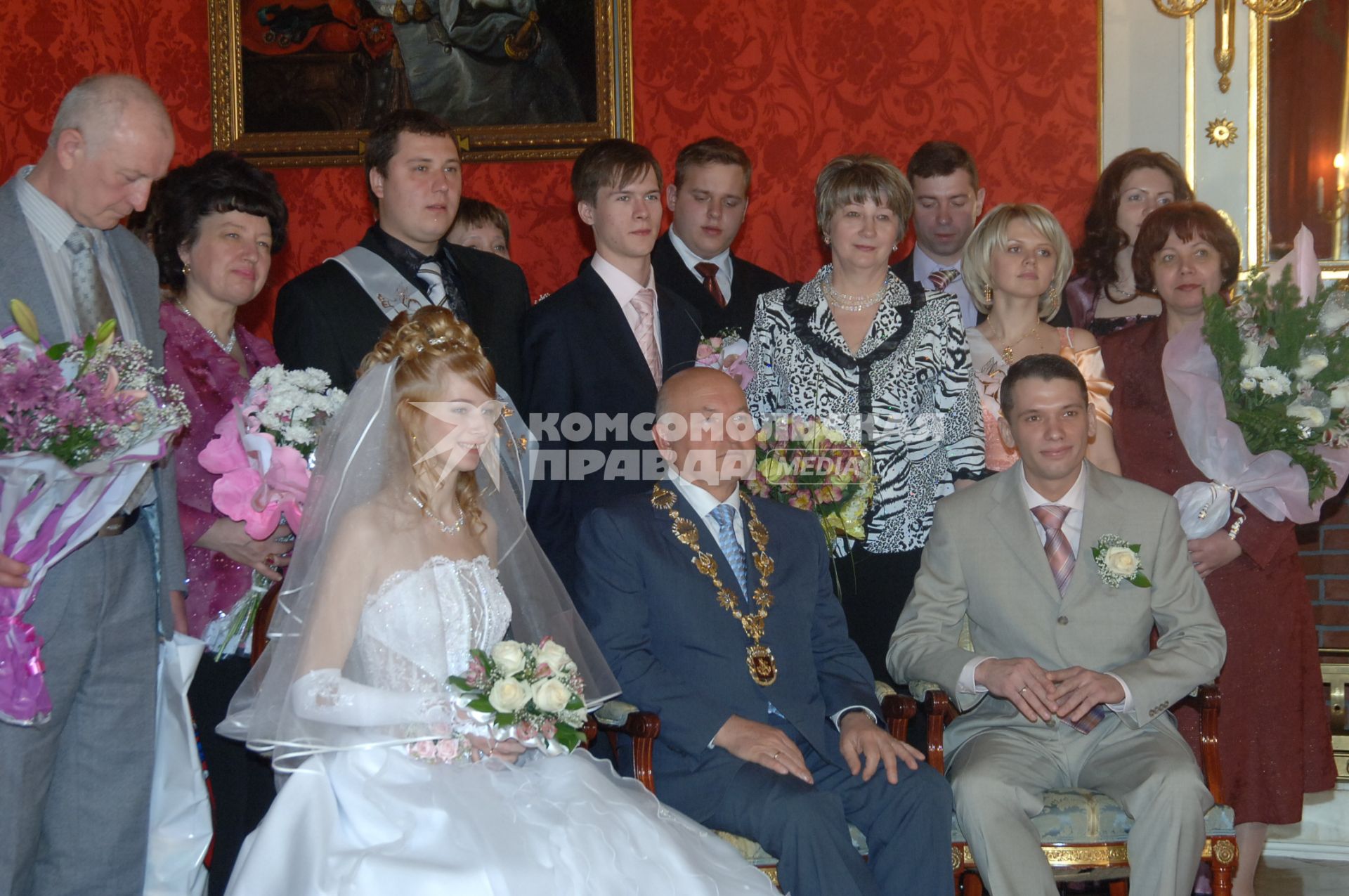 30 апреля 2006 года. Юрий Лужков присутствует на церемонии бракосочетания. Молодожены.Жених. Невеста. Церемония.