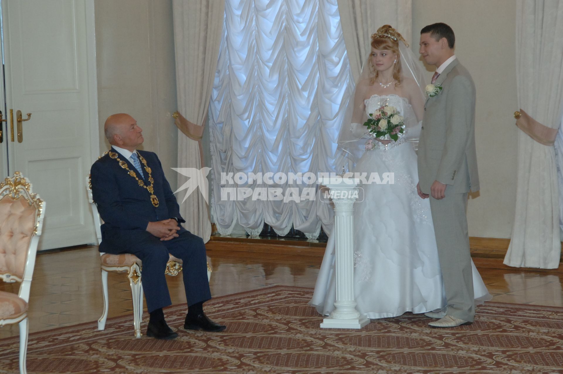 30 апреля 2006 года. Юрий Лужков присутствует на церемонии бракосочетания. Молодожены.Жених. Невеста. Церемония.