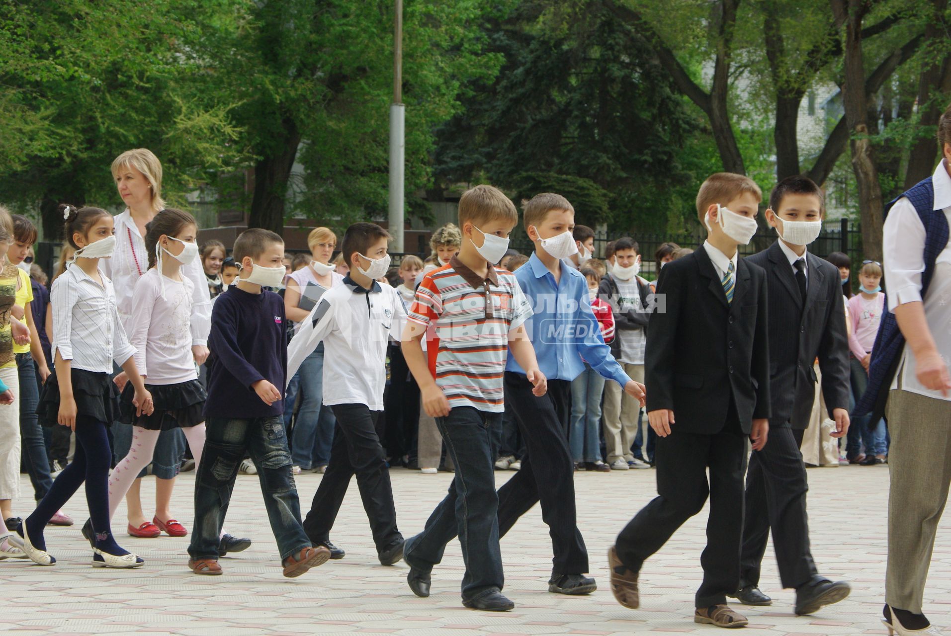 Дети в марлевых повязках в школе, 13 мая 2010 года. Грипп, эпидемия, школа, марлевая повязка, дети, школьники, карантин, болезнь,ОРВИ, школа, профилактика гриппа.