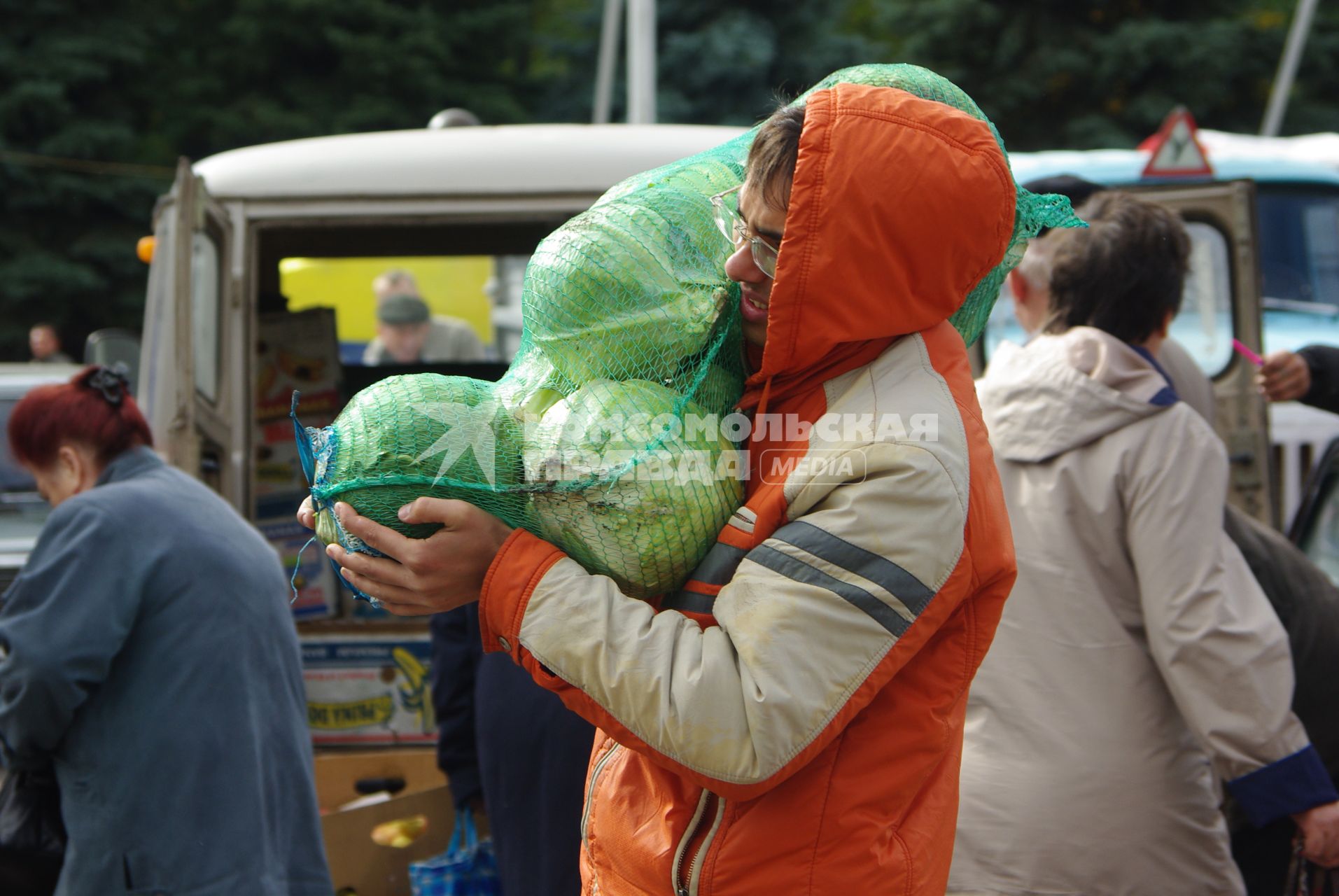 Молодой челоек перекинул через плечо мешок с купустой, 2 октября 2010 года, Саратов. Капуста, еда, торговля, цены, повышение цен, продажа, продавец.