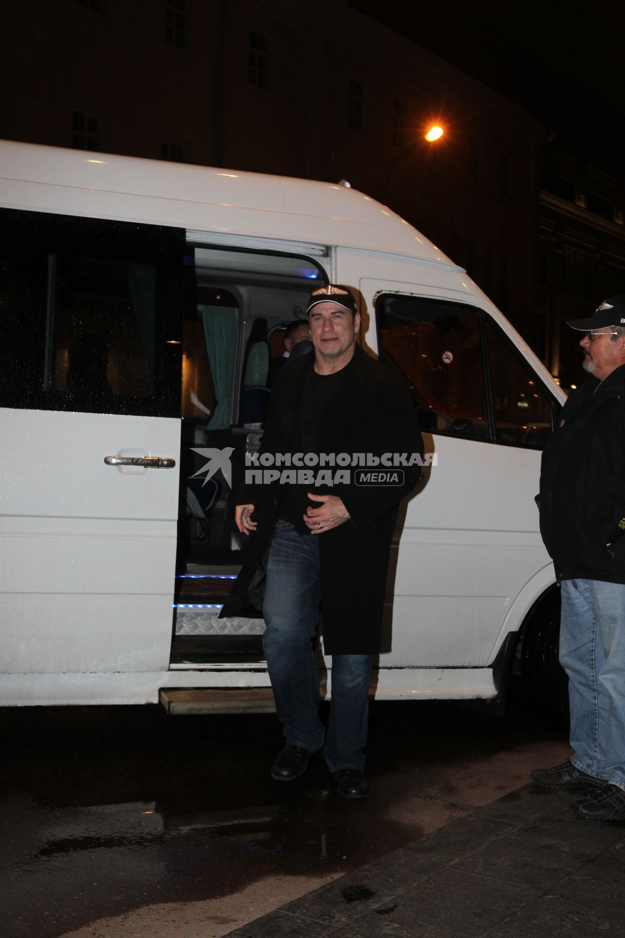 29 сентября 2010 года. Джон Траволта гулял в московском ресторане ПУШКИН. Машина. Микроавтобус Мерседес.
