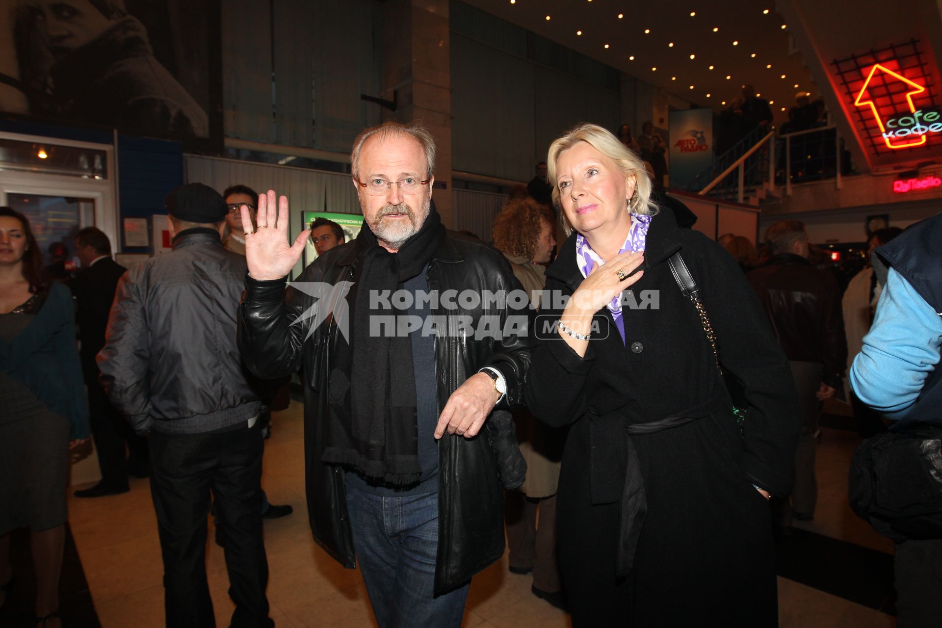 22 сентября 2010 года. Кинотеатр ПУШКИНСКИЙ. Премьера фильма КРАЙ. На снимке: режиссер Владимир Хотиненко и его супруга Татьяна.