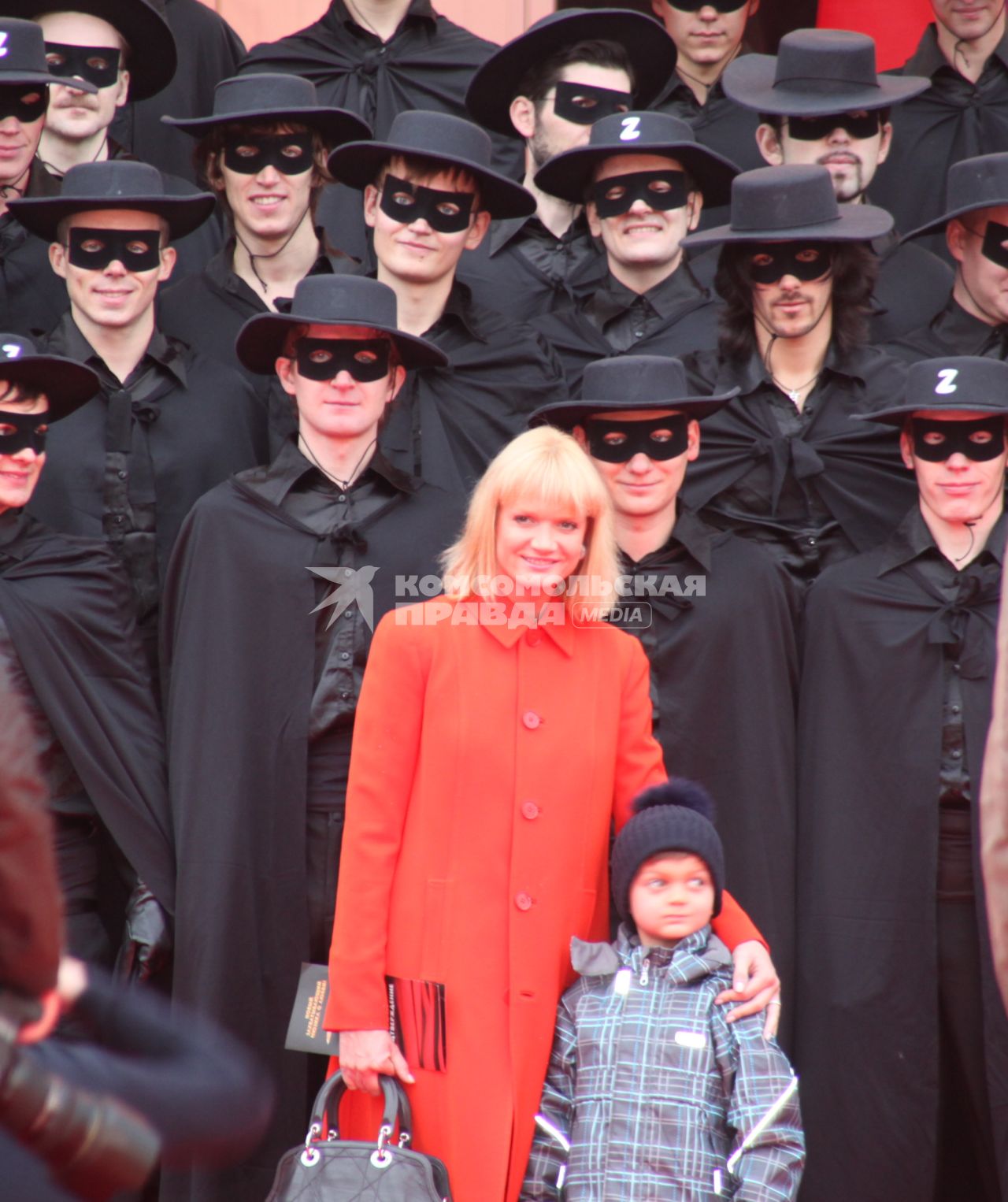 2 октября 2010 года. На сцене Московского дворца молодежи прошла премьера мюзикла ЗОРРО. На снимке: Светлана Хоркина с сыном Святославом.