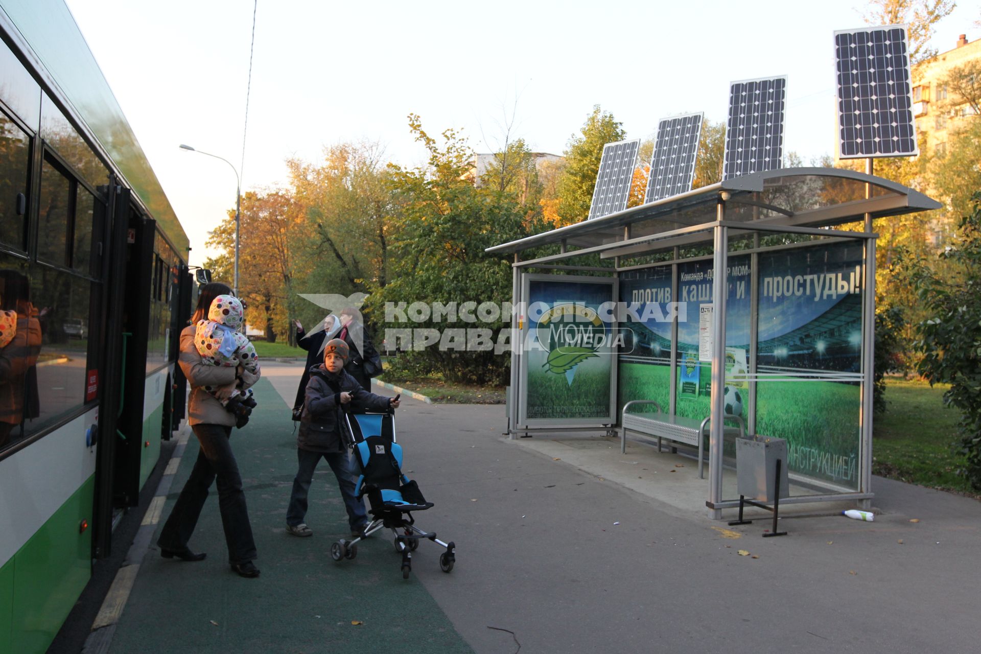 В Москве на Тимирязевской улице открылась остановка на солнечных батареях.