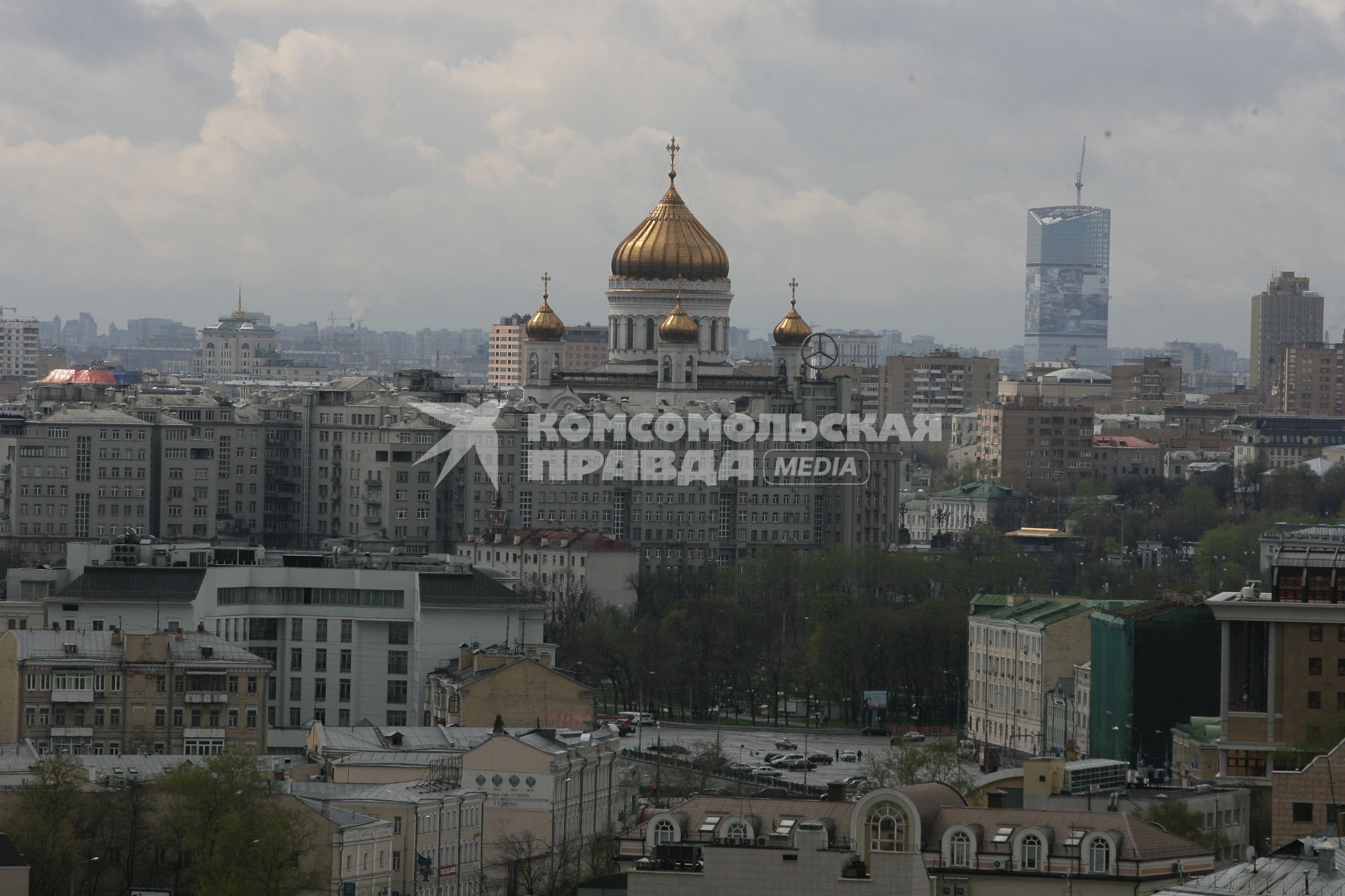 26 апреля 2010 года. Вид на Москву из дома на Котельнической набережной. Храм Христа Спасителя. Город. Панорама.