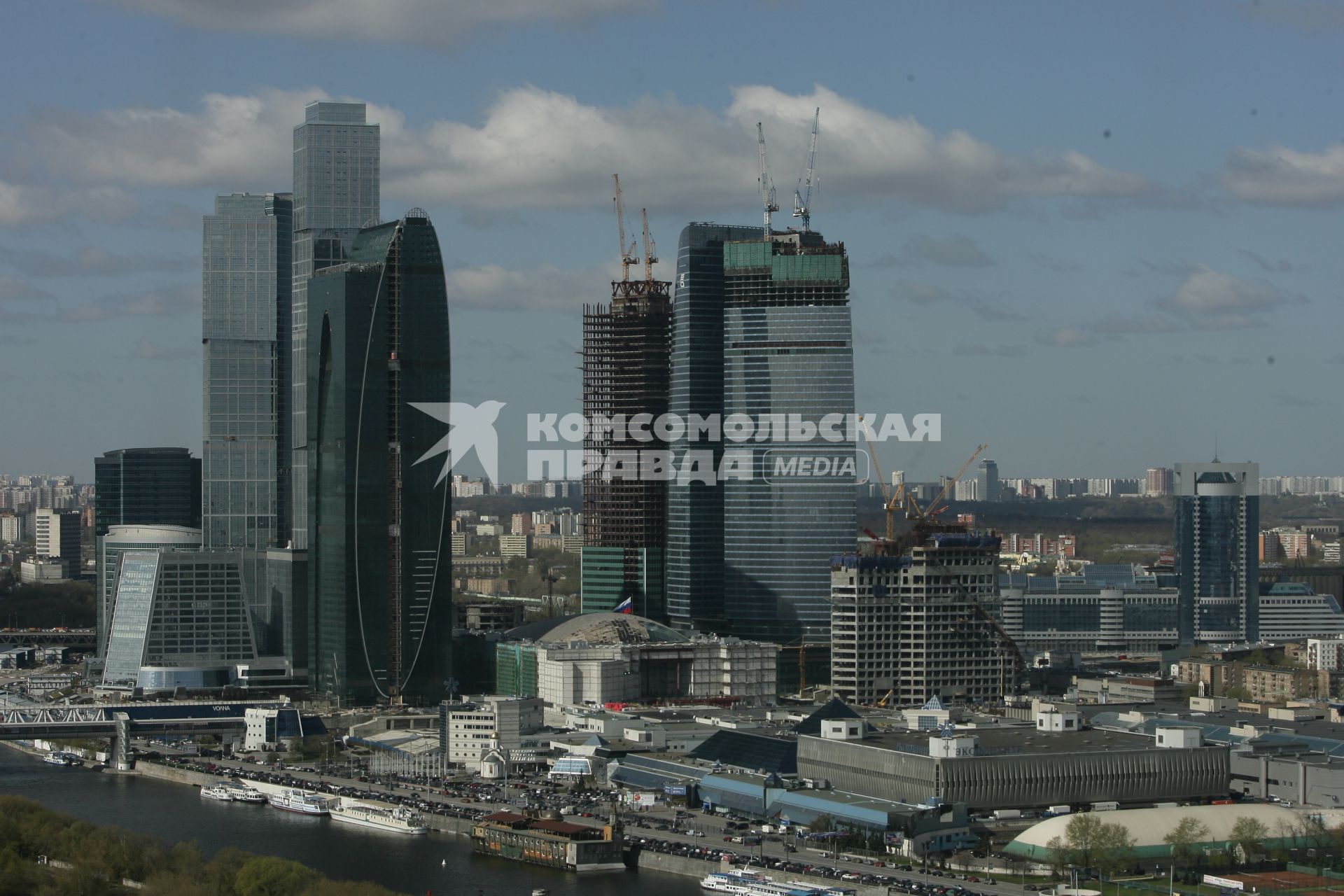 26 апреля 2010 года. Вид на Москву из гостиницы УКРАИНА. Москва Сити. Город. Панорама. Река.