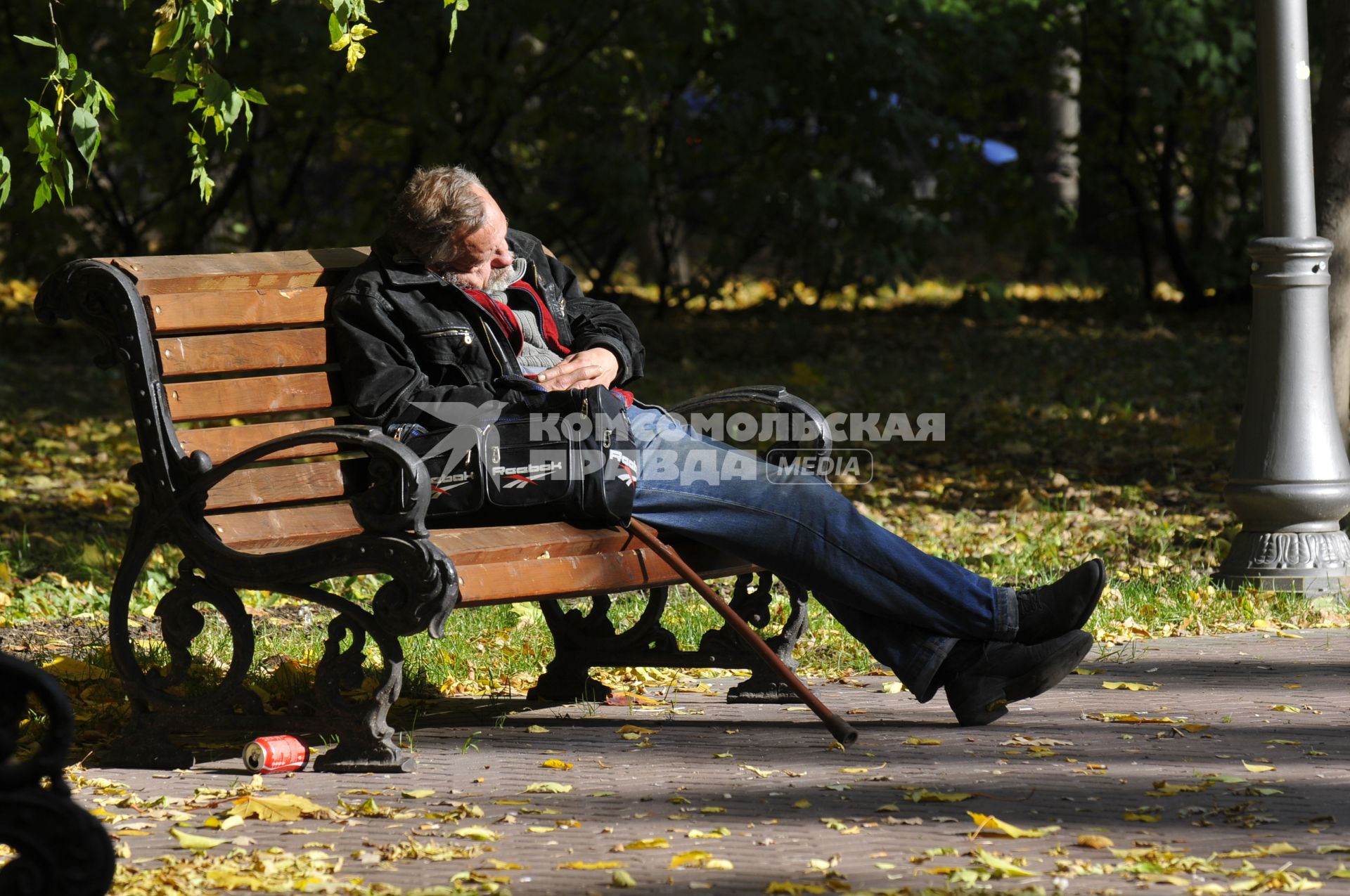 03 октября 2008 года. Осень. Отдых в парке. Мужчина спит на скамейке.