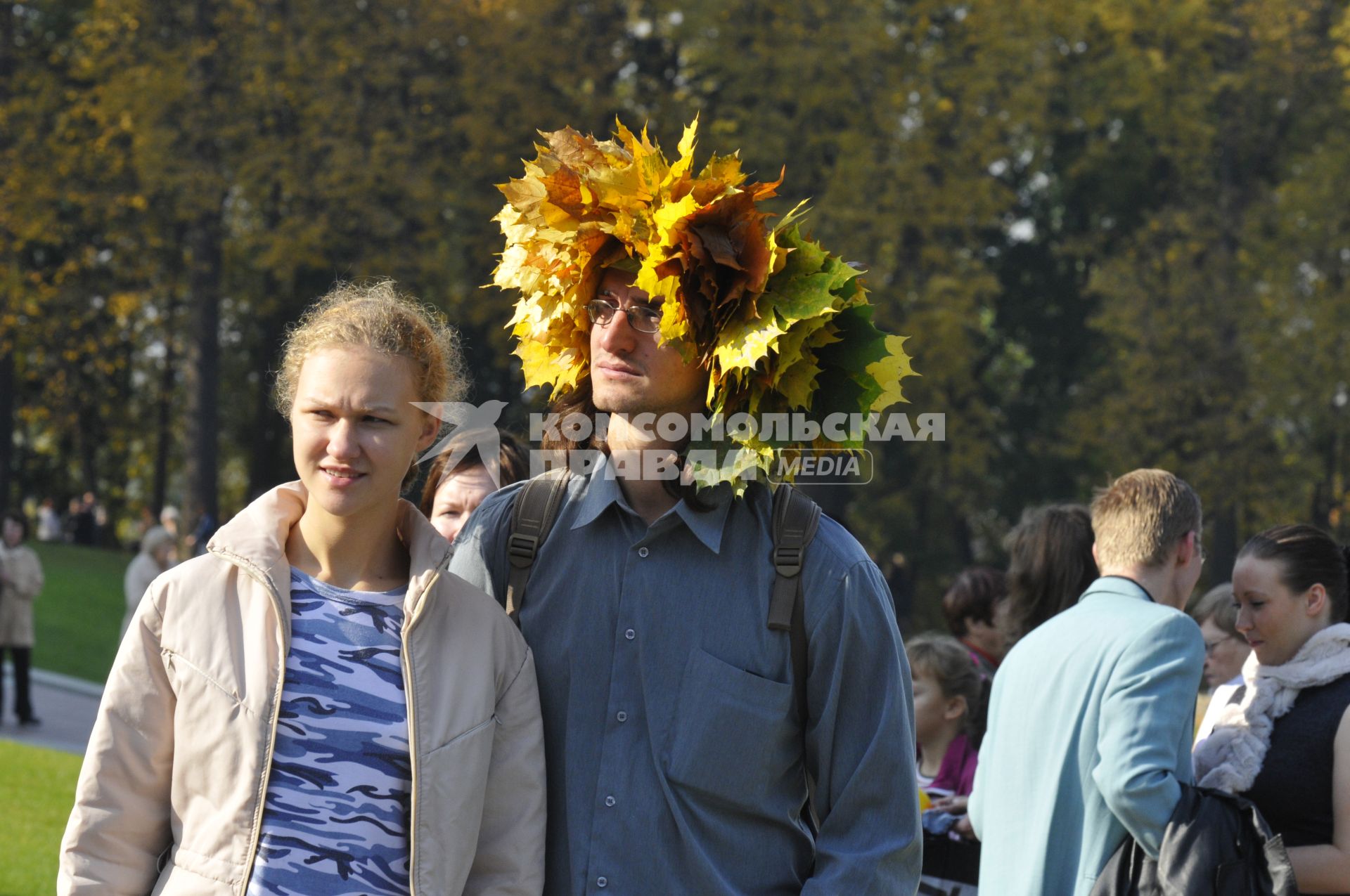 14 ноября 2008 года. Осень. Отдых в парке. Венок из листьев.