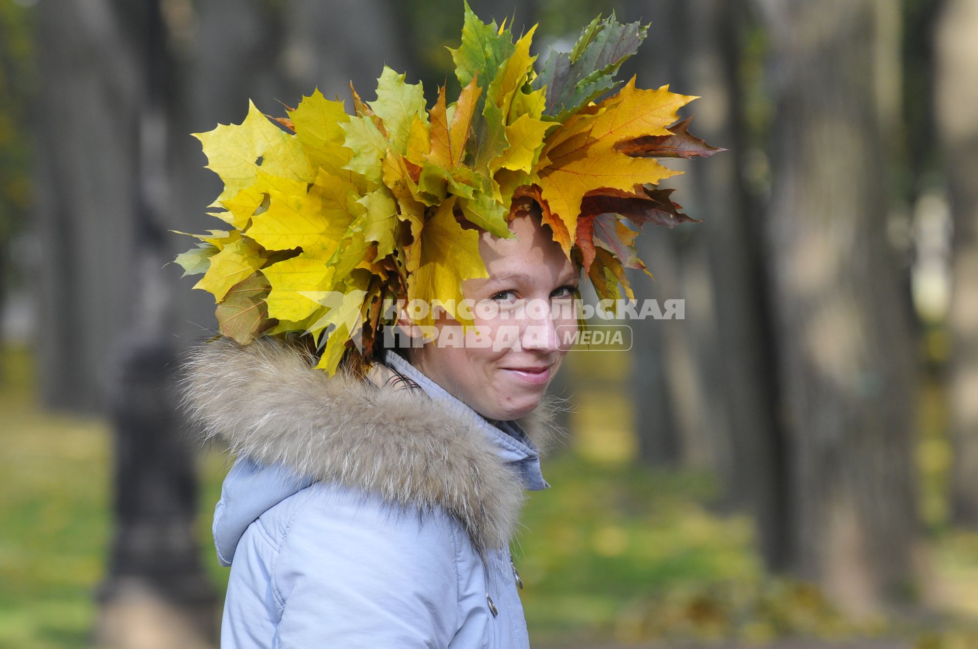 14 ноября 2008 года. Осень. Отдых в парке. Женщина в венке из листьев.