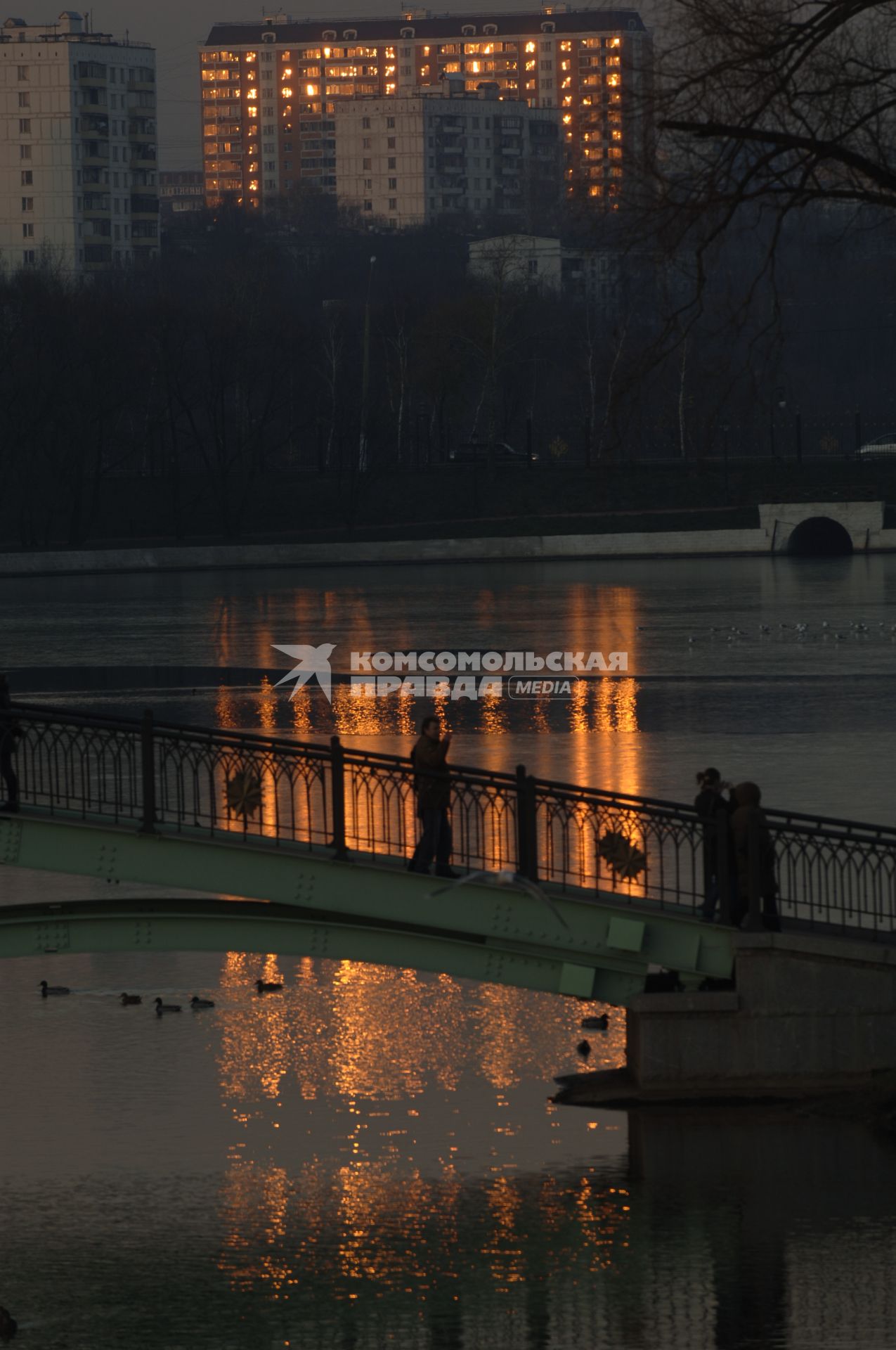 13 ноября 2008 года. Осень. Царицыно. Закат. Отблески в окнах.