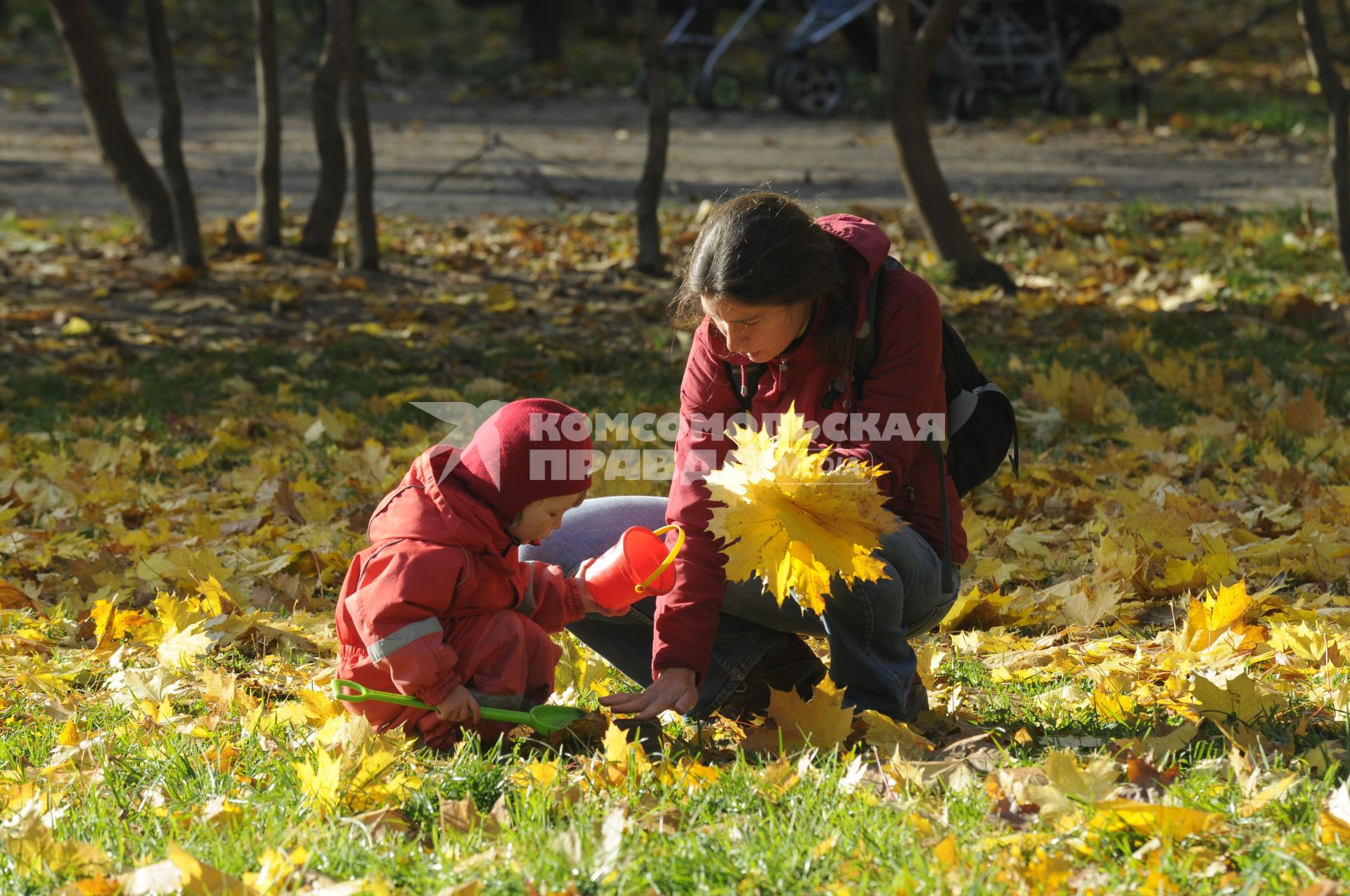 20 октября 2009 года. Осень. Женщина с ребенком делают кулички.