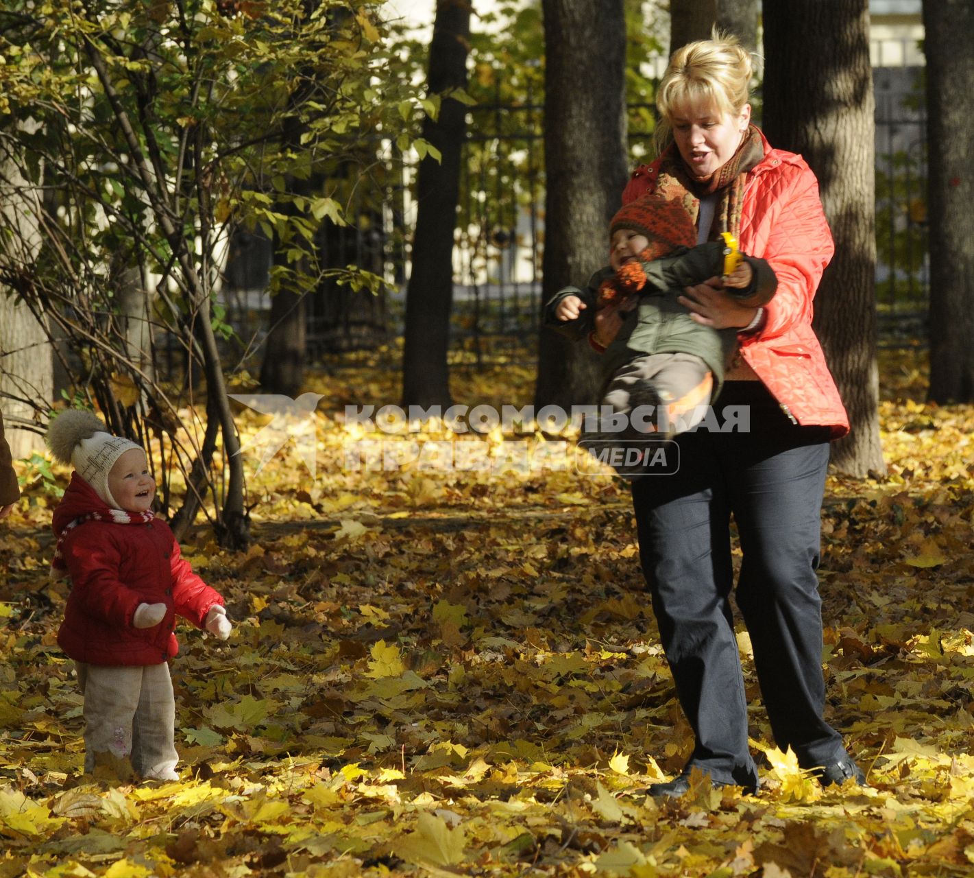 20 октября 2009 года. Осень. Женщина гуляет с детьми.