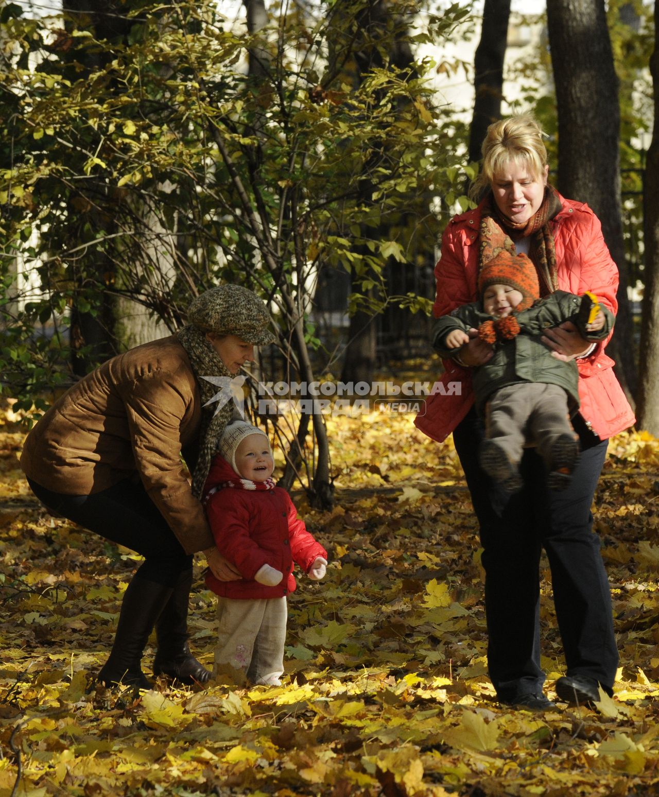 20 октября 2009 года. Осень. Женщины гуляют с детьми.