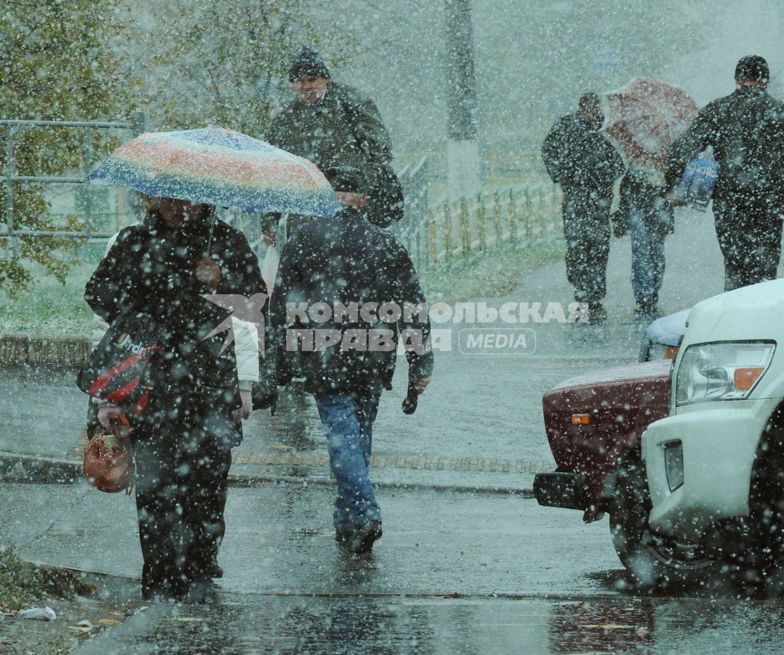 13 октября 2010 года. Первый снег в Москве. Осень. Снегопад. Улица. Пешеходы. Зонт.
