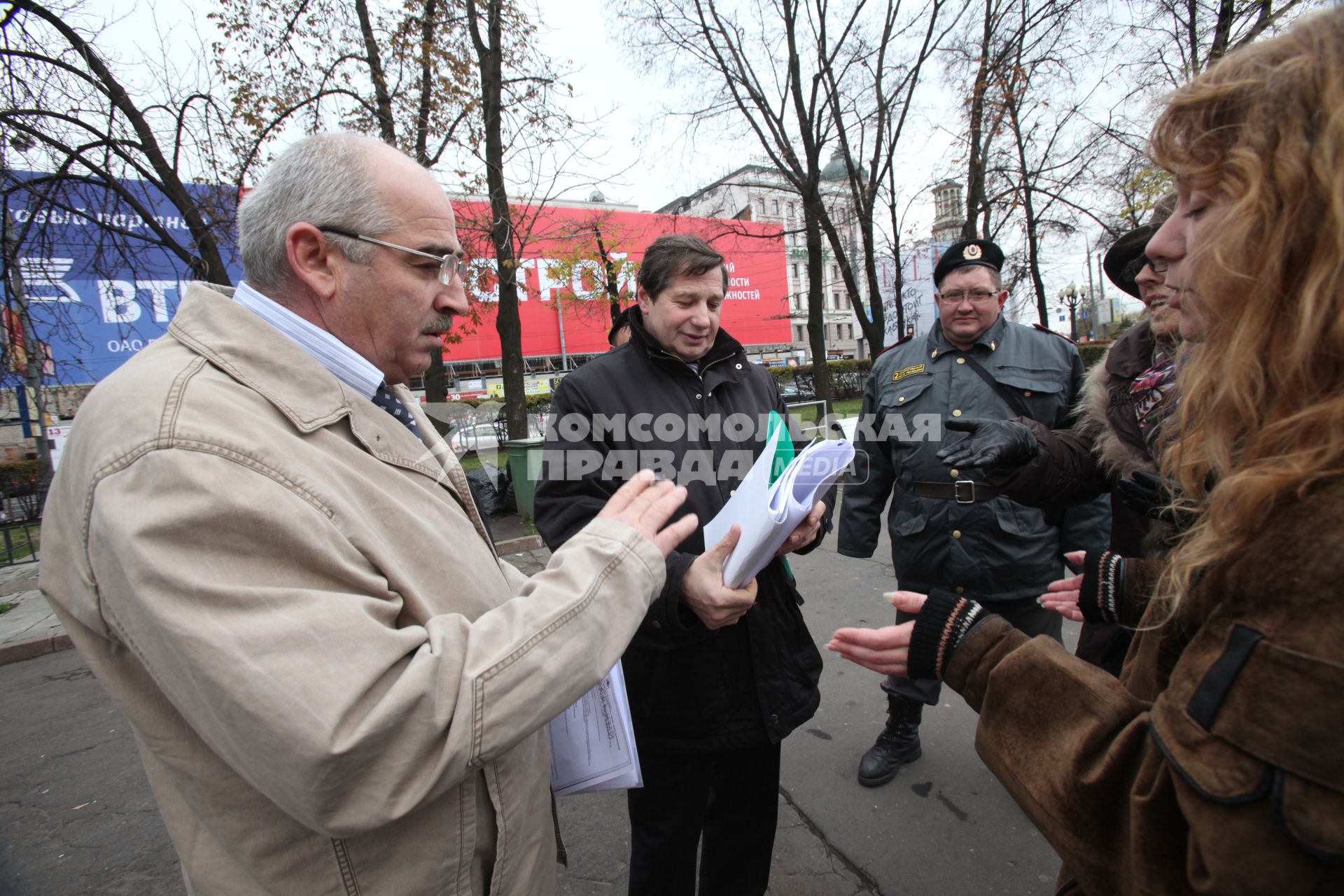 14 октября 2010 года. Споры вокруг строительства на Пушкинской площади подземного торгово-офисного центра. Активисты Общественной коалиции в защиту Москвы и представители заказчика стройки.