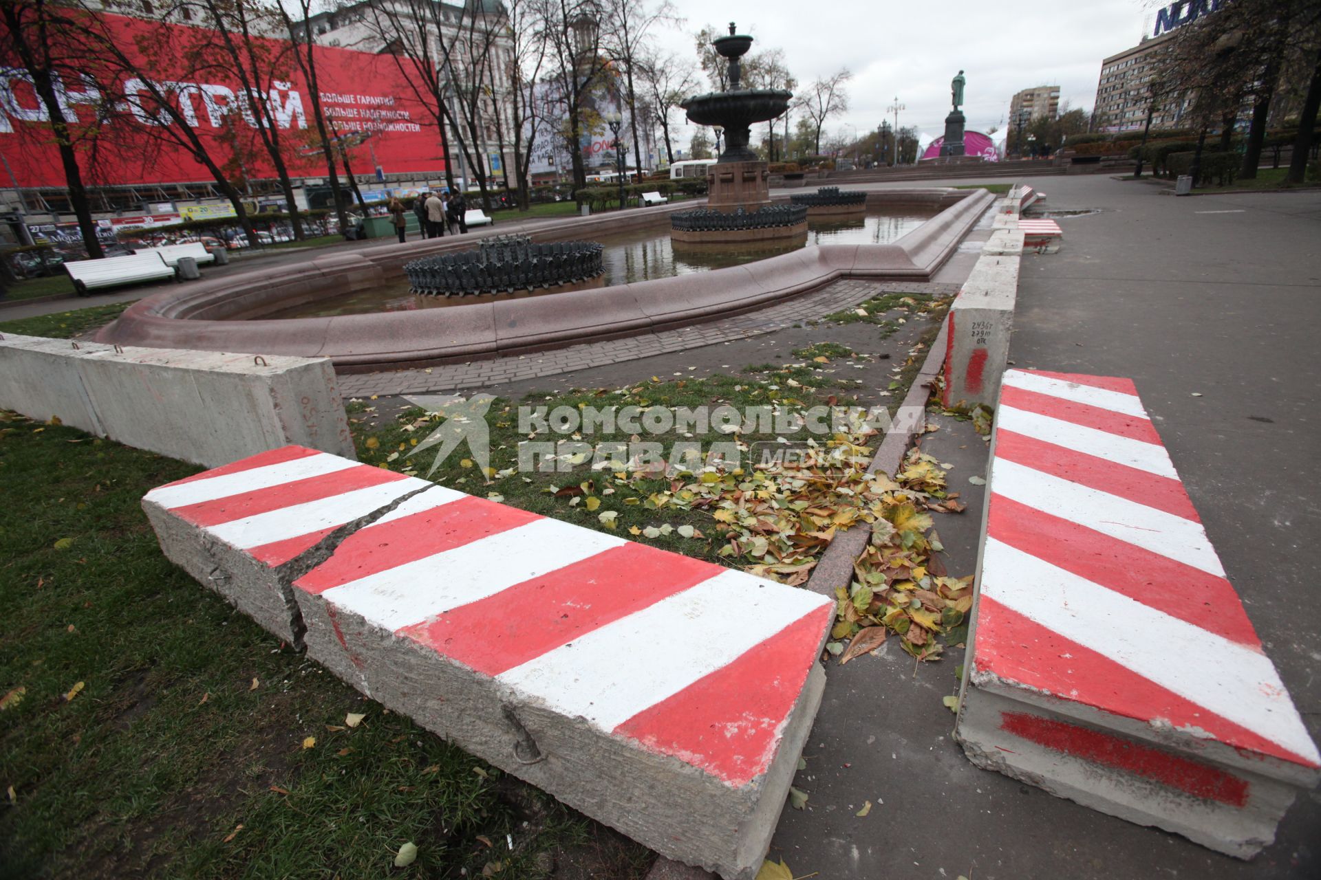 14 октября 2010 года. Споры вокруг строительства на Пушкинской площади подземного торгово-офисного центра. Бетонные блоки ограждений.