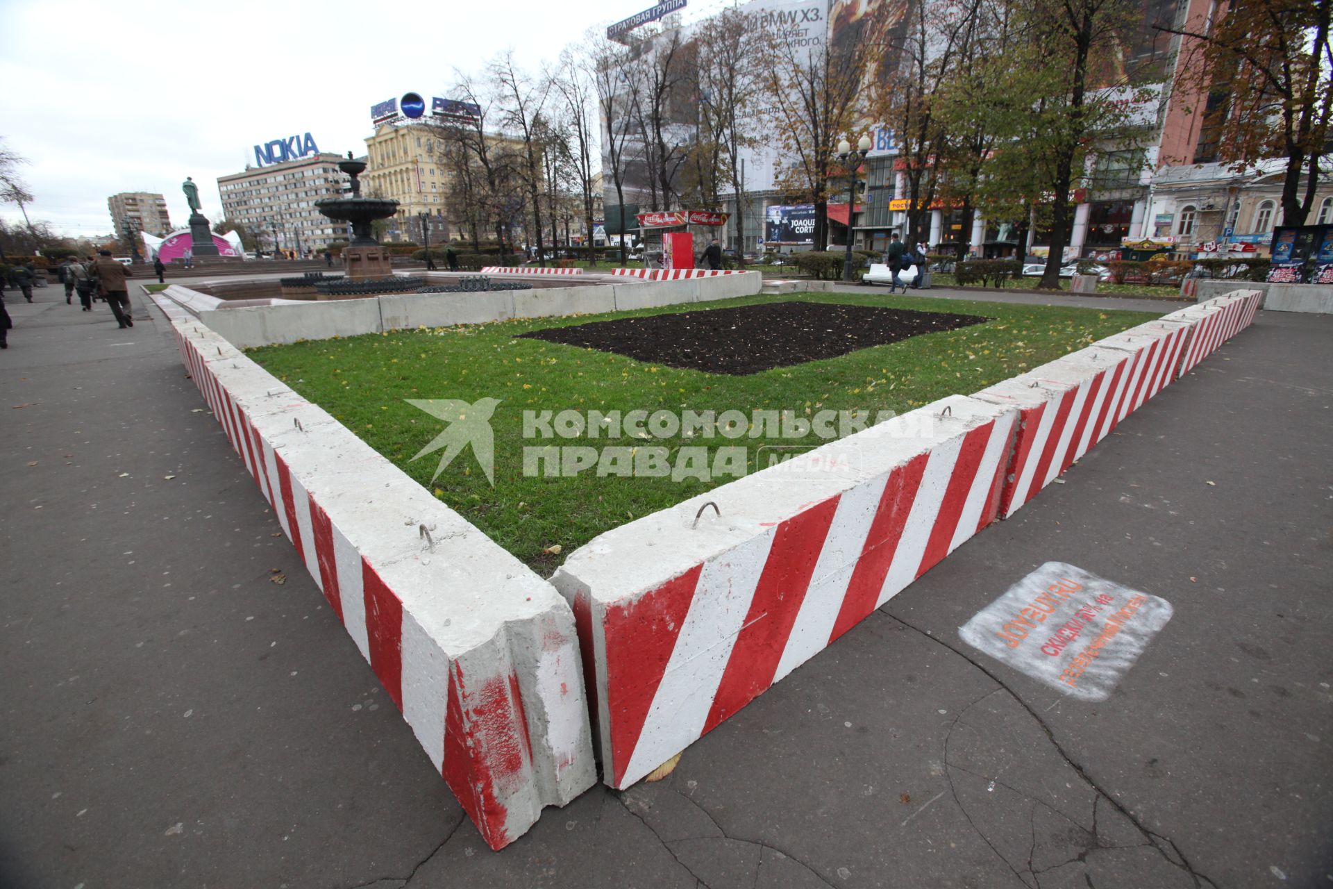 14 октября 2010 года. Споры вокруг строительства на Пушкинской площади подземного торгово-офисного центра. Бетонные блоки ограждений.