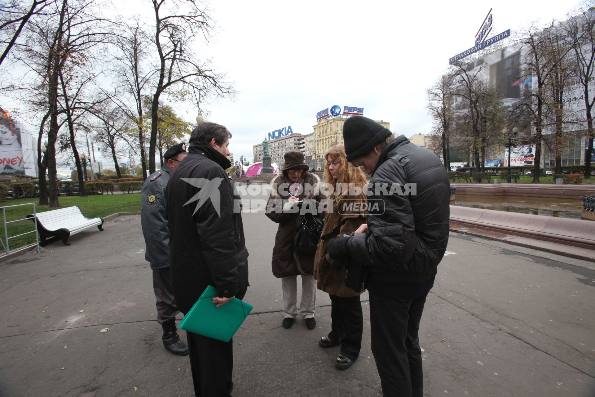 14 октября 2010 года. Споры вокруг строительства на Пушкинской площади подземного торгово-офисного центра. Активисты Общественной коалиции в защиту Москвы и представители заказчика стройки.