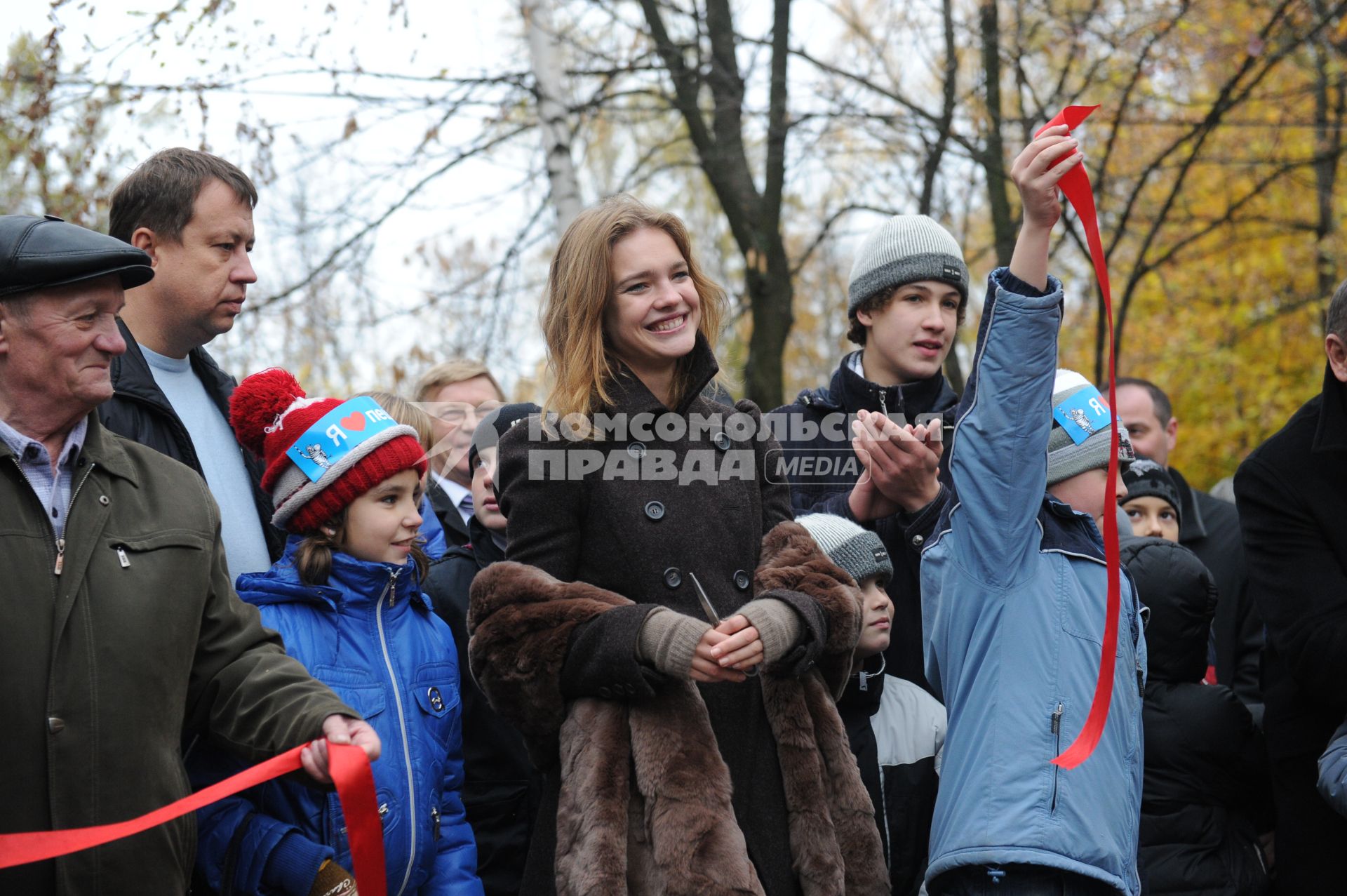 Дата съемки : 16.10.2010. Наталья ВОДЯНОВА на открытии детской площадки в парке Сокольники . на фото : торжественное открытие площадки