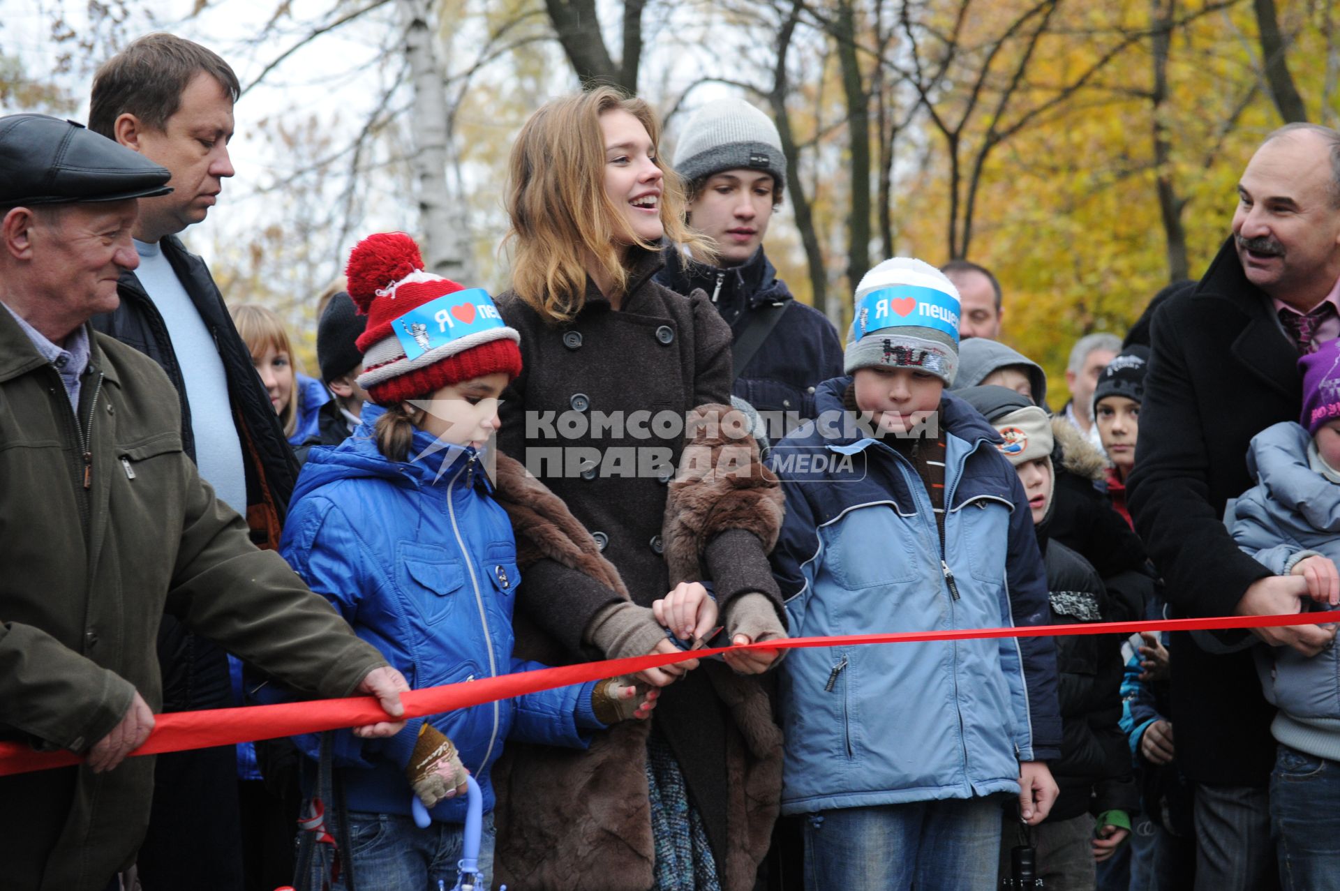 Дата съемки : 16.10.2010. Наталья ВОДЯНОВА на открытии детской площадки в парке Сокольники . на фото : торжественное открытие площадки - Наталья перерезает ленточку