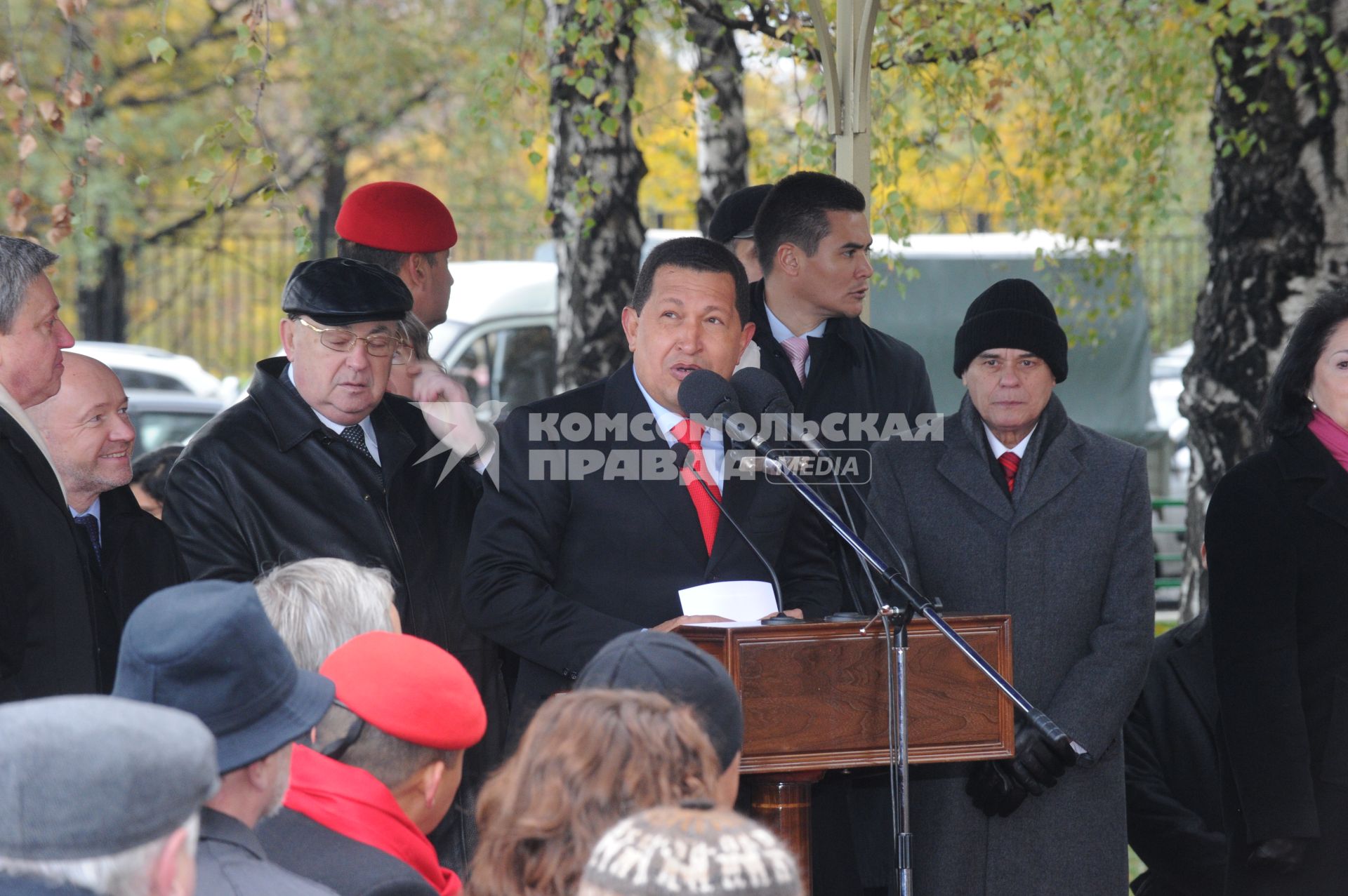 Дата съемки : 15.10.2010. На пересечении университетского проспекта и проспекта вернадского Уго Чавес заложил камень борцу за независимость Латинской Америки Симону Боливару . На фото : Уго Чавес рядом с ним Ресин