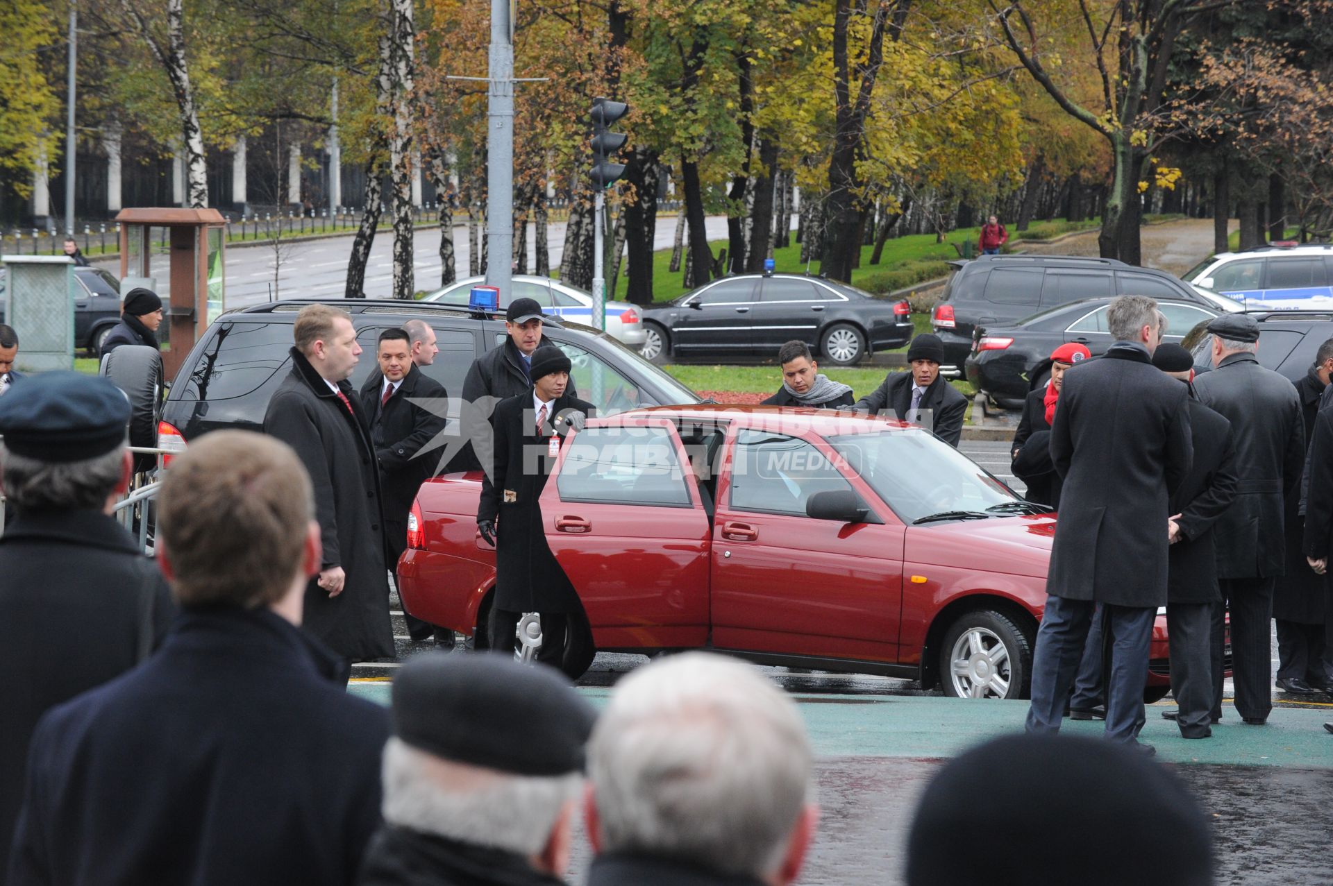 Дата съемки : 15.10.2010. На пересечении университетского проспекта и проспекта вернадского Уго Чавес заложил камень борцу за независимость Латинской Америки Симону Боливару . На фото : 
подъезжаем машина Чавеса