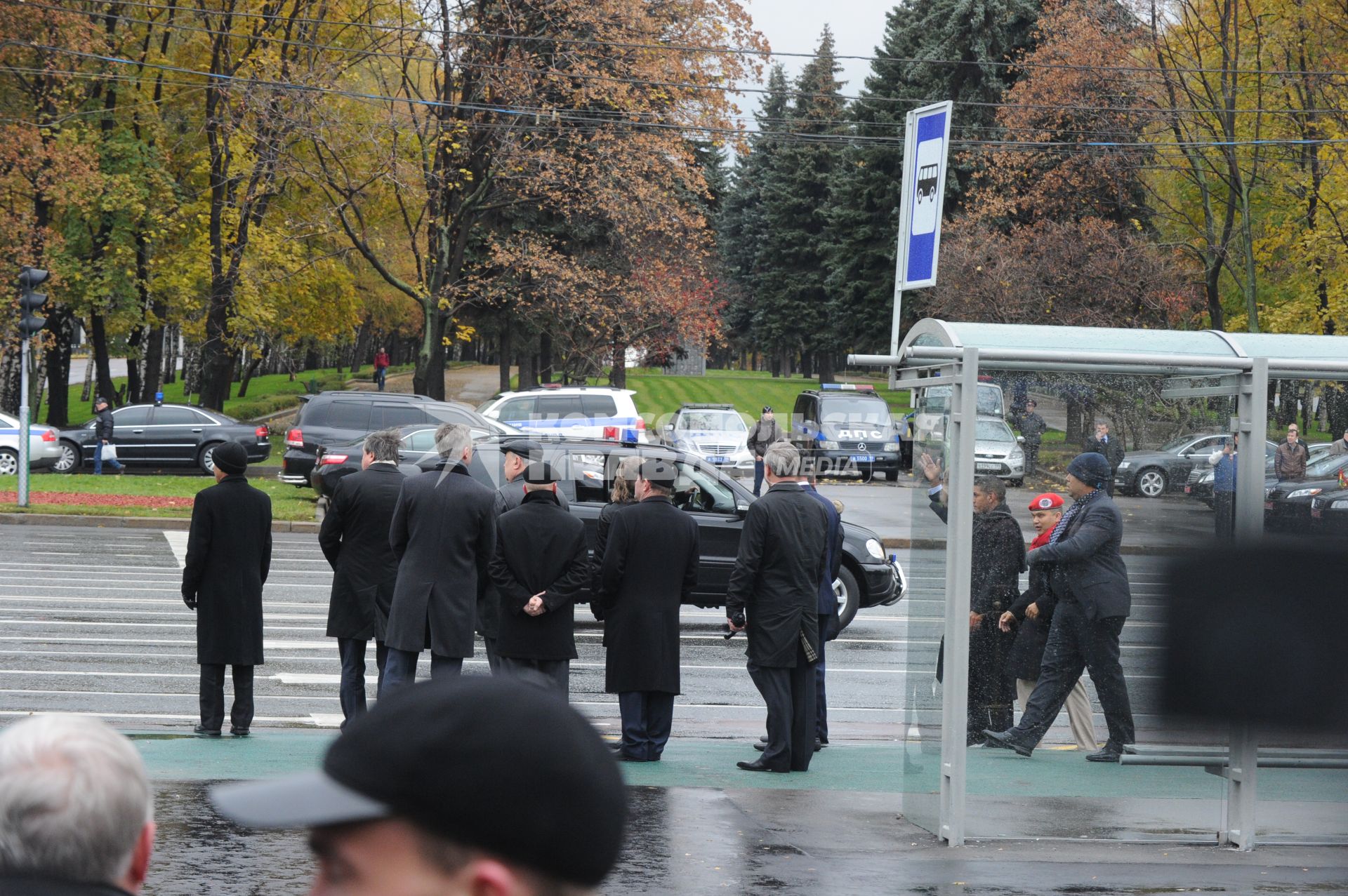 Дата съемки : 15.10.2010. На пересечении университетского проспекта и проспекта вернадского Уго Чавес заложил камень борцу за независимость Латинской Америки Симону Боливару . На фото : 
подъезжаем машина Чавеса