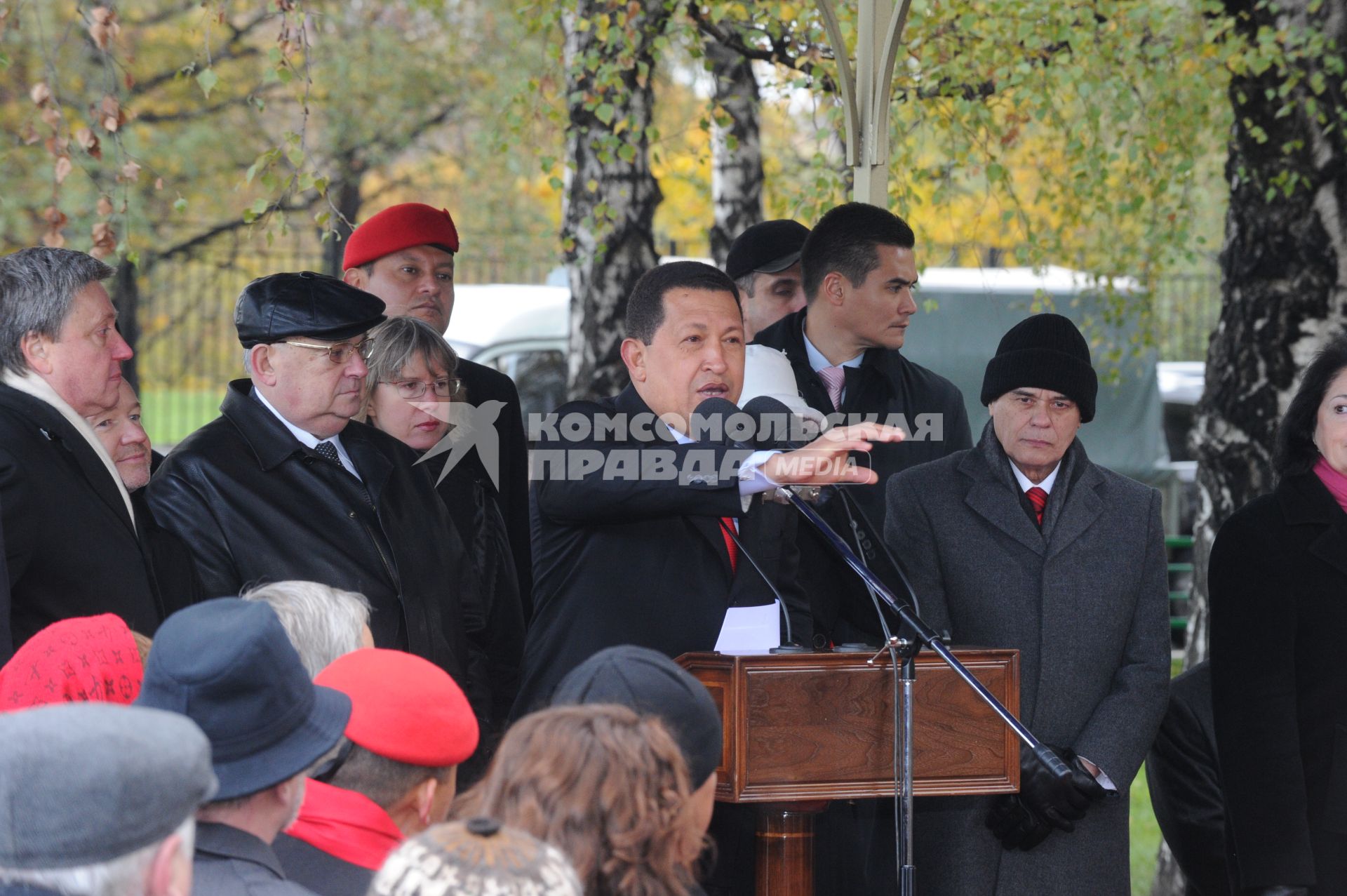 Дата съемки : 15.10.2010. На пересечении университетского проспекта и проспекта вернадского Уго Чавес заложил камень борцу за независимость Латинской Америки Симону Боливару . На фото : Уго Чавес рядом с ним Ресин