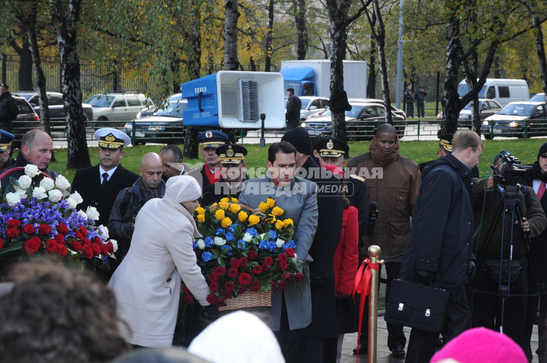 Дата съемки : 15.10.2010. На пересечении университетского проспекта и проспекта вернадского Уго Чавес заложил камень борцу за независимость Латинской Америки Симону Боливару . На фото : к памятнику возлагают цветы .