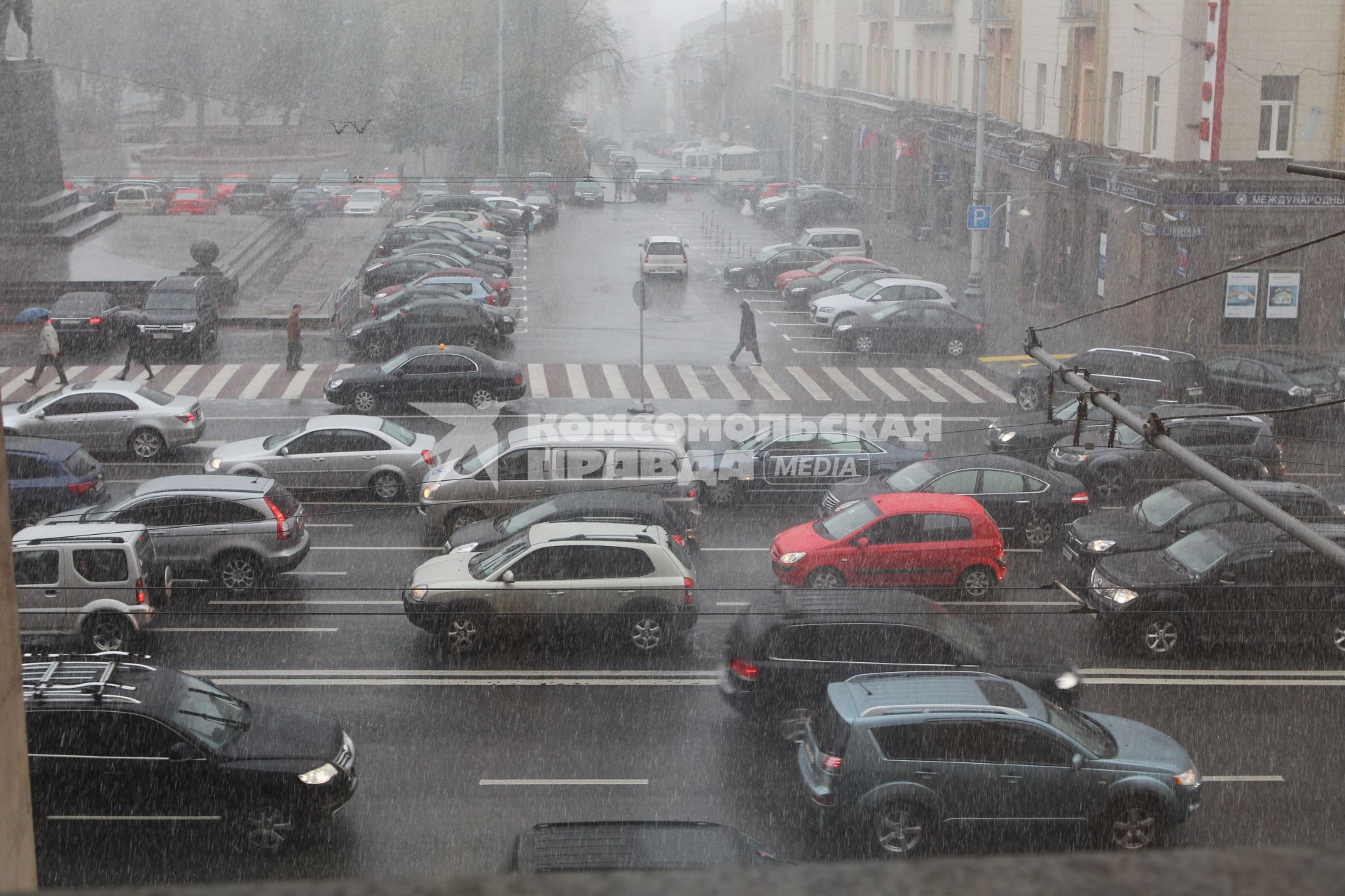 Дата съемки : 15.10.2010.1 снег в Москве . На фото: проспект пробка