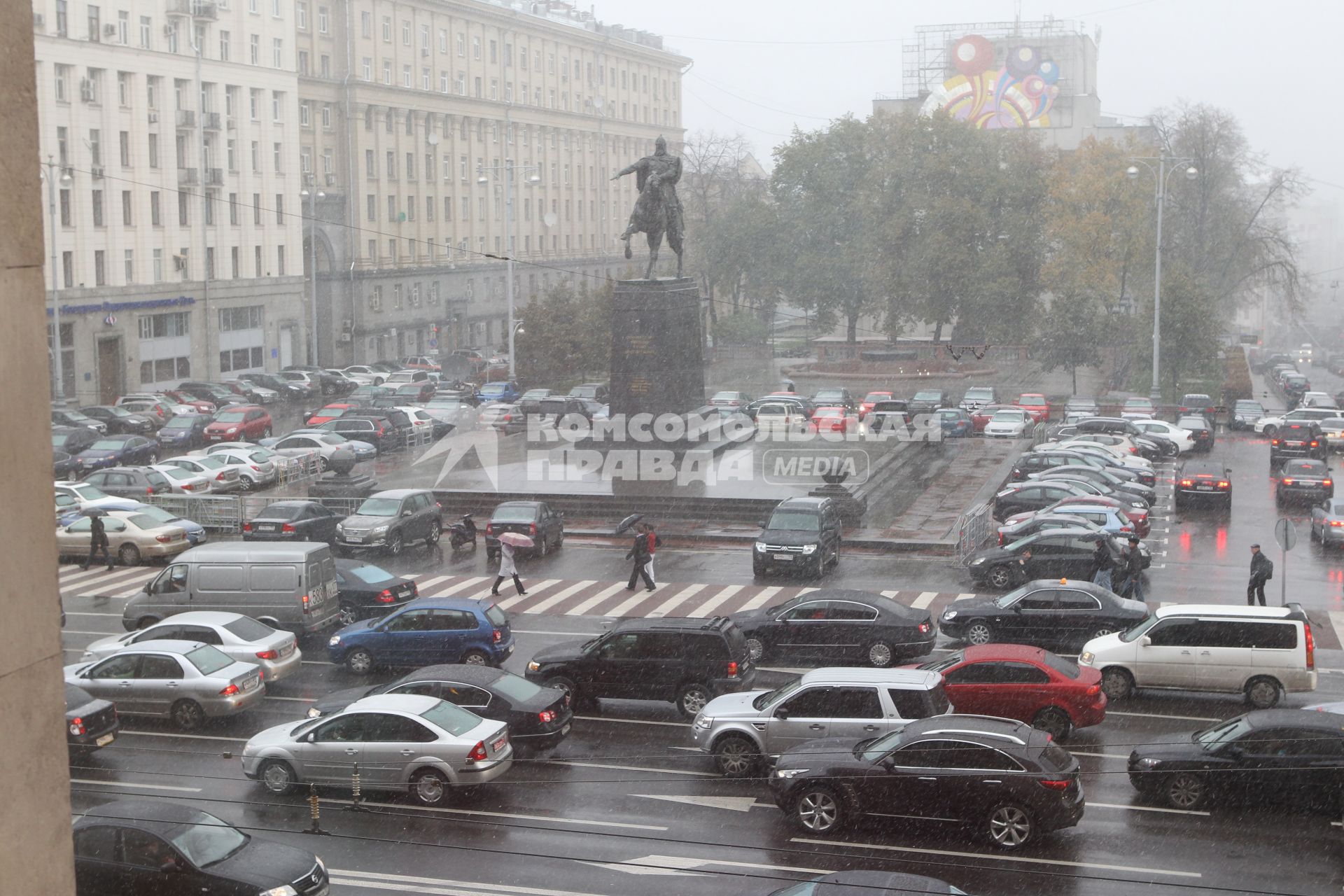 Дата съемки : 15.10.2010.1 снег в Москве . На фото: проспект пробка . Памятник Юрию Долгорукому