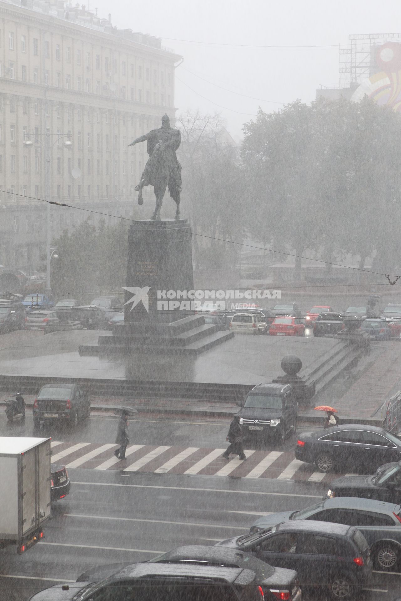 Дата съемки : 15.10.2010.1 снег в Москве . На фото: проспект пробка . Памятник Юрию Долгорукому